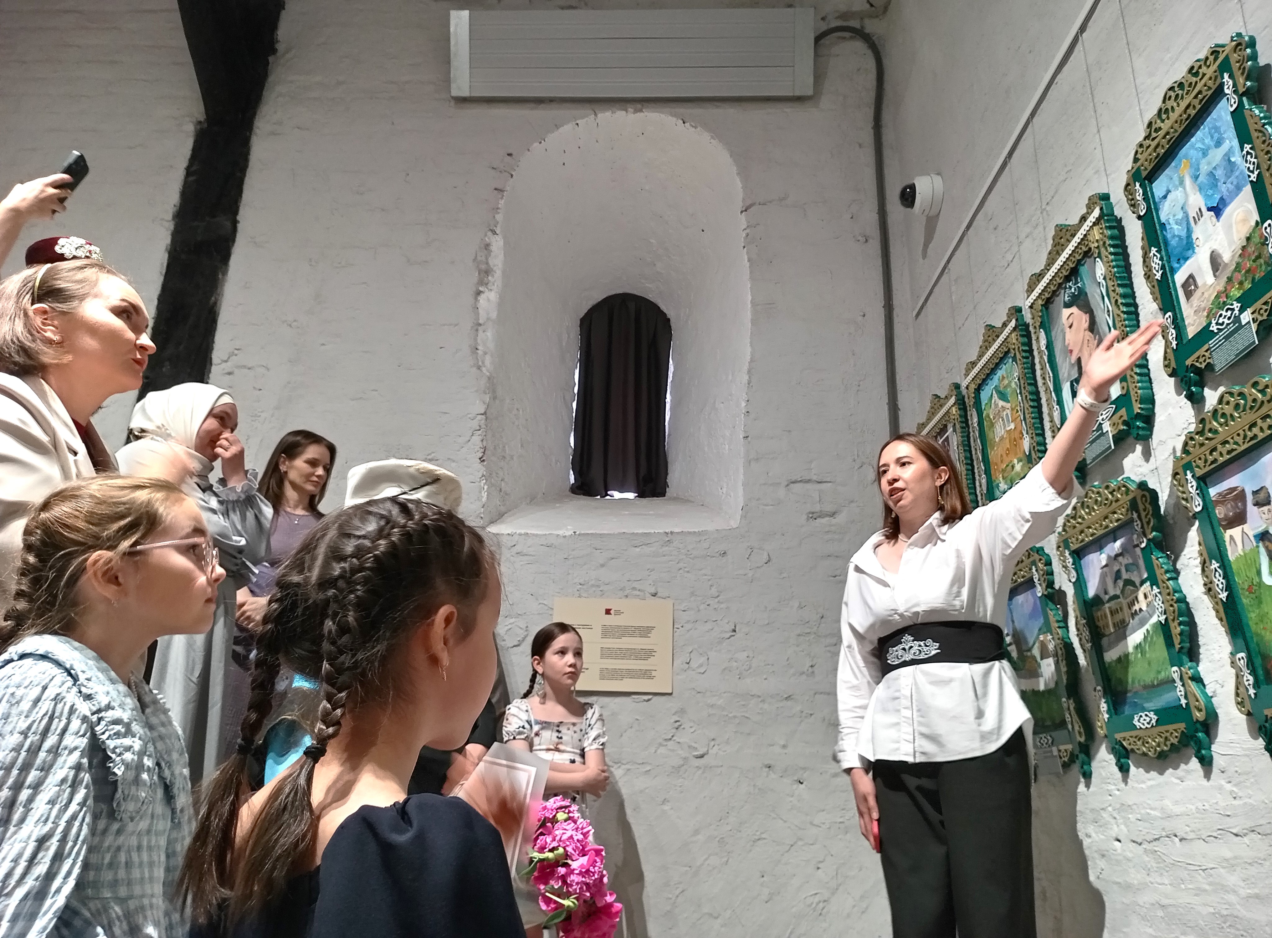 Руководитель творческой студии-школы «Gulfario Art» Гульнара Шарипова провела увлекательную экскурсию по выставке. Фото: Ольга Иванычева