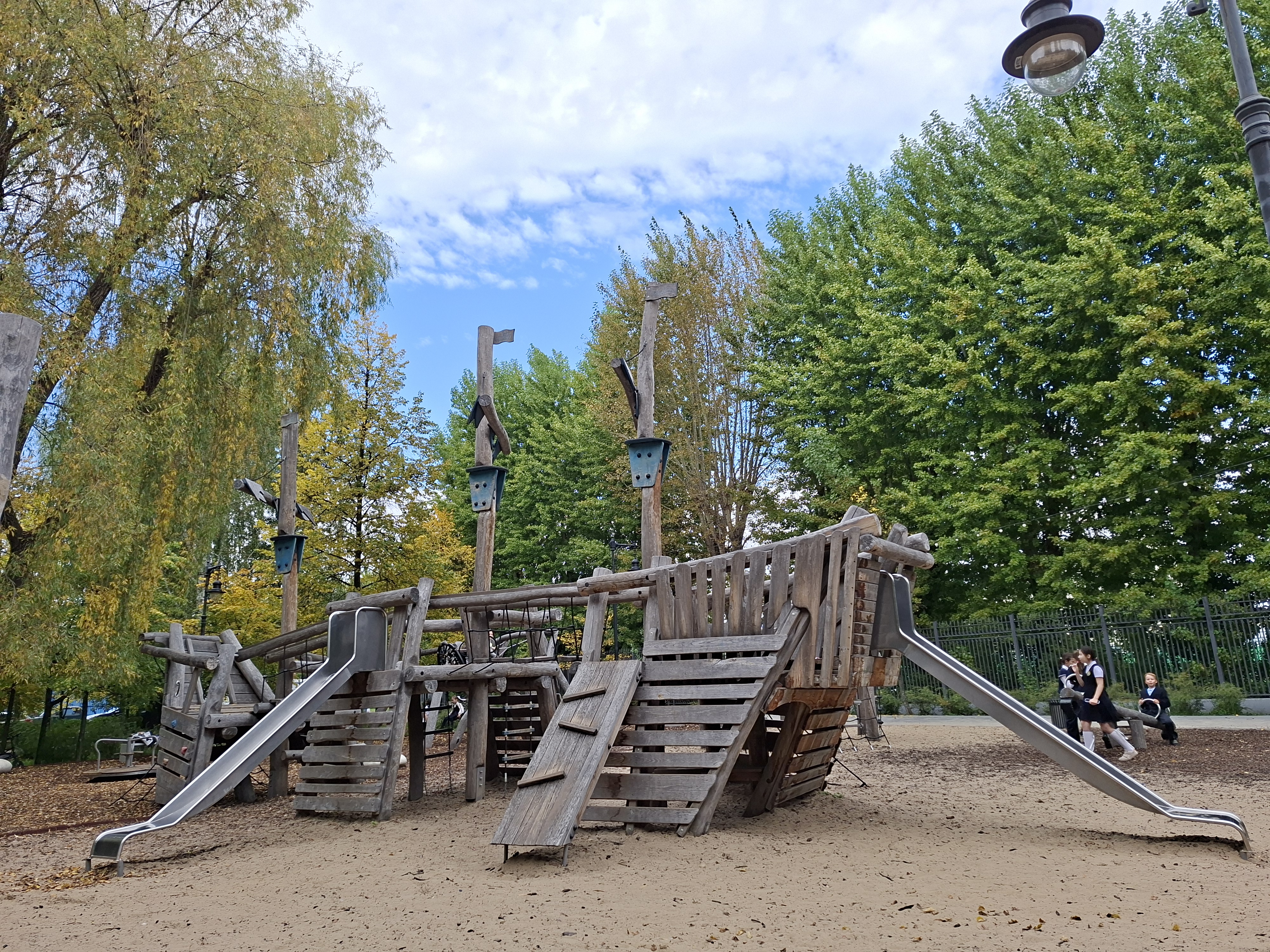 игровой комплекс в форме корабля на детской площадке в Саду рыбака