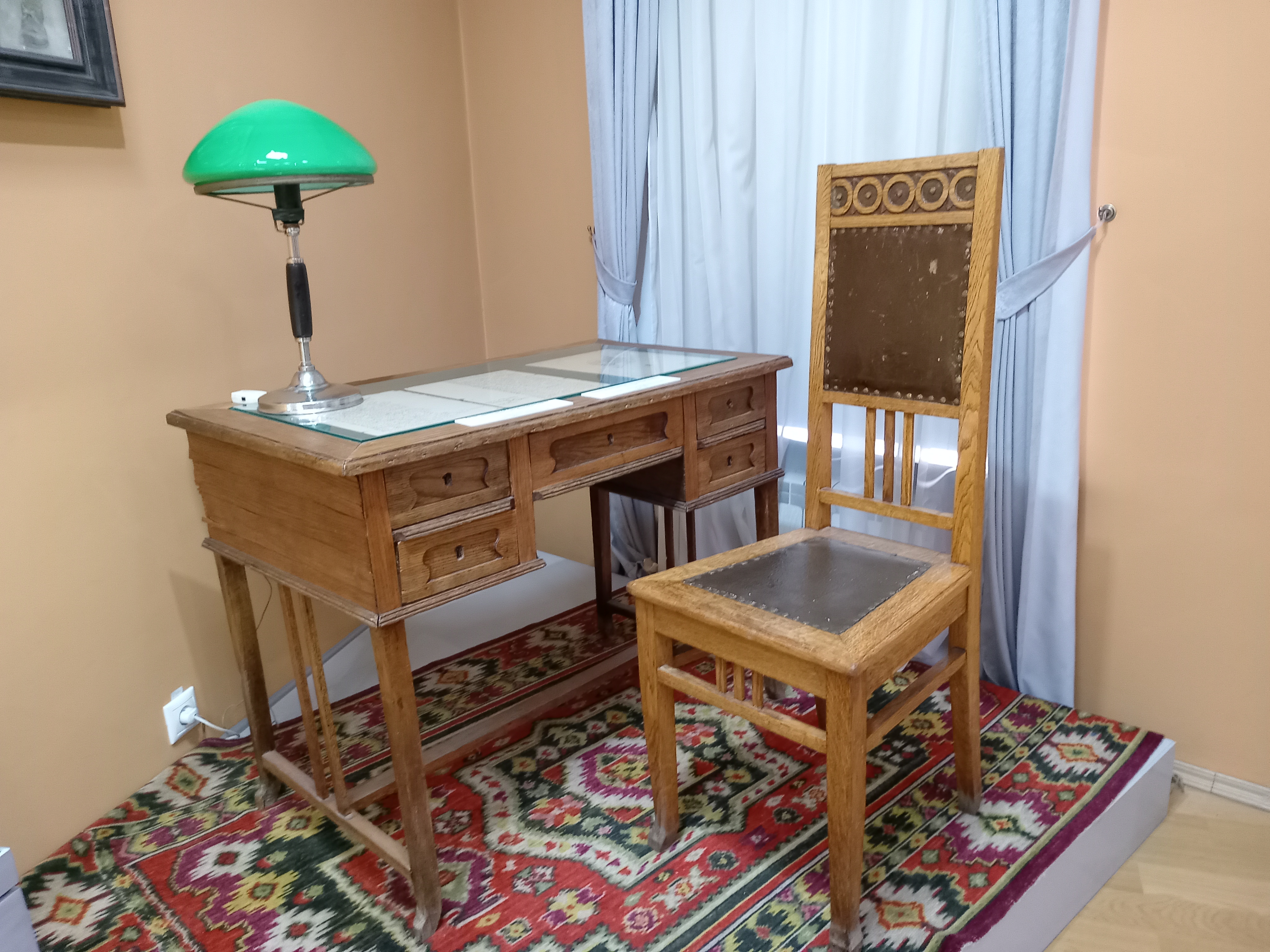 В экспозиции музея А.М. Горького и Ф.И. Шаляпина хранятся письменный стол и стул, на котором сидел Горький во время встречи в «Красной Татарии». Фото: Ольга Иванычева