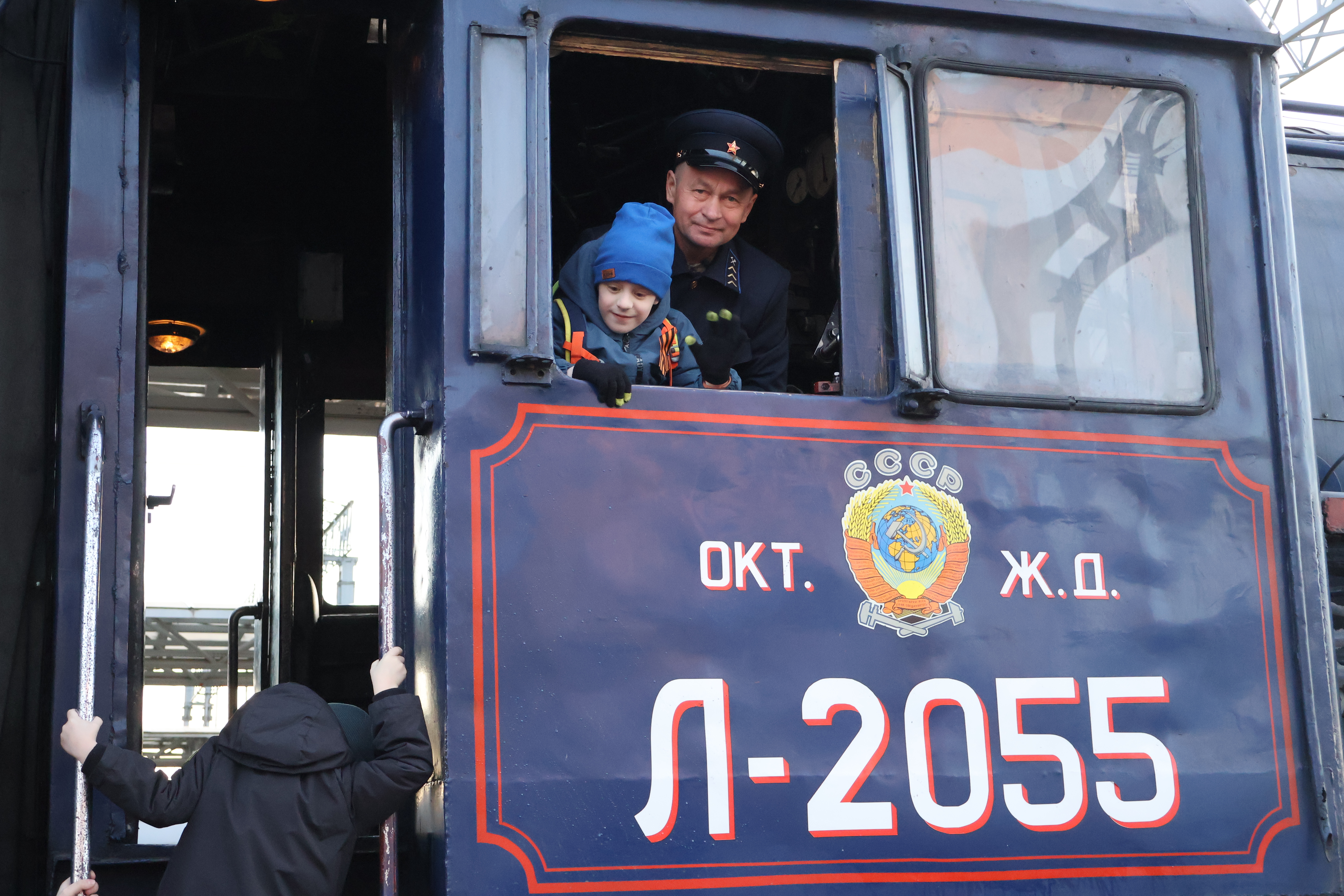 Дети с нетерпением дожидались своей очереди подняться в кабину паровоза. Фото: Дмитрий Сивков