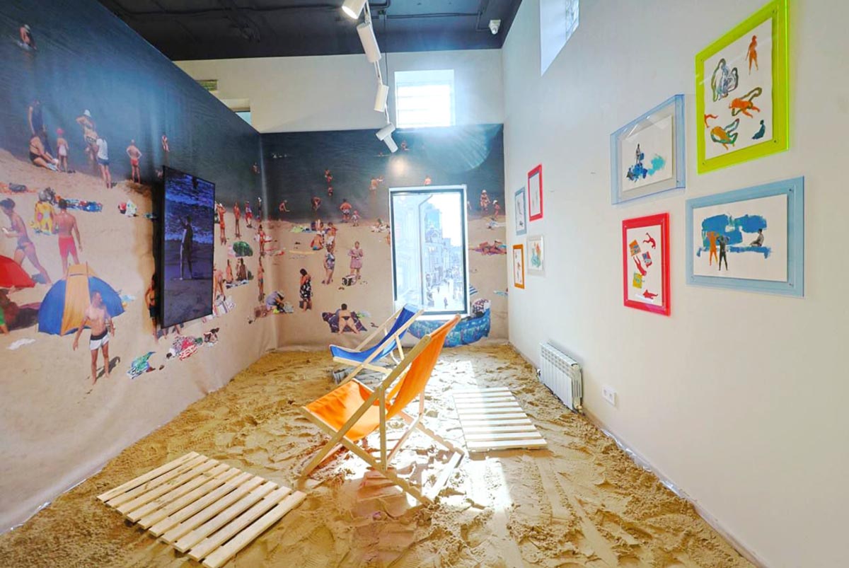 Если того требует замысел автора, выставочный зал может превратиться в сочинский пляж с песком и шезлонгами. Фото: bizon.gallery