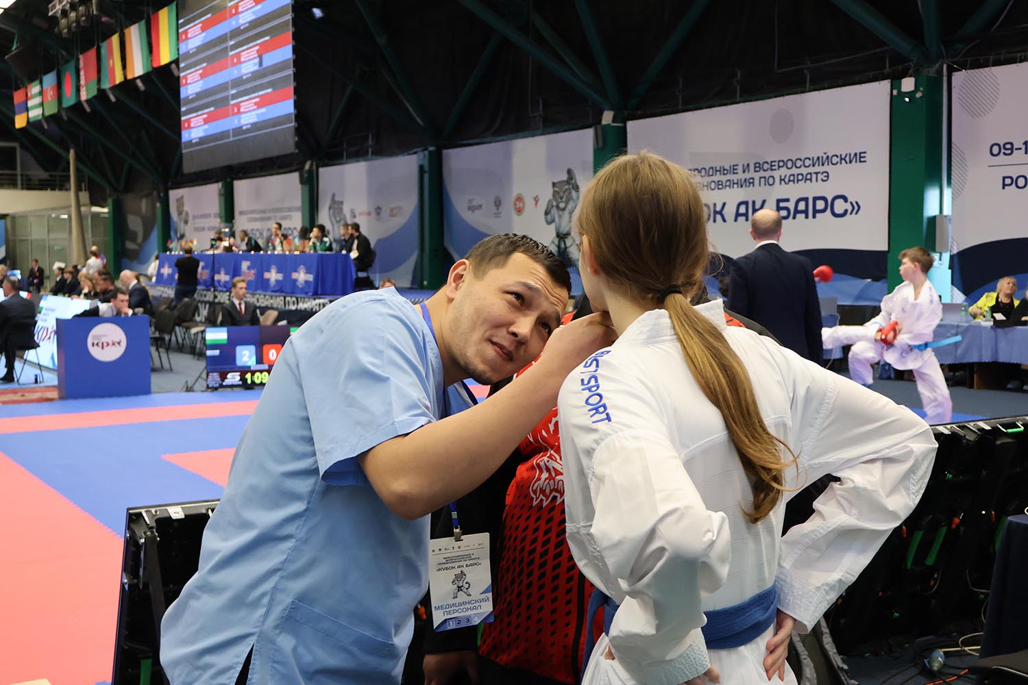 Вердикт врача: «А пирсинг придется снять». Фото: Дмитрий Сивков