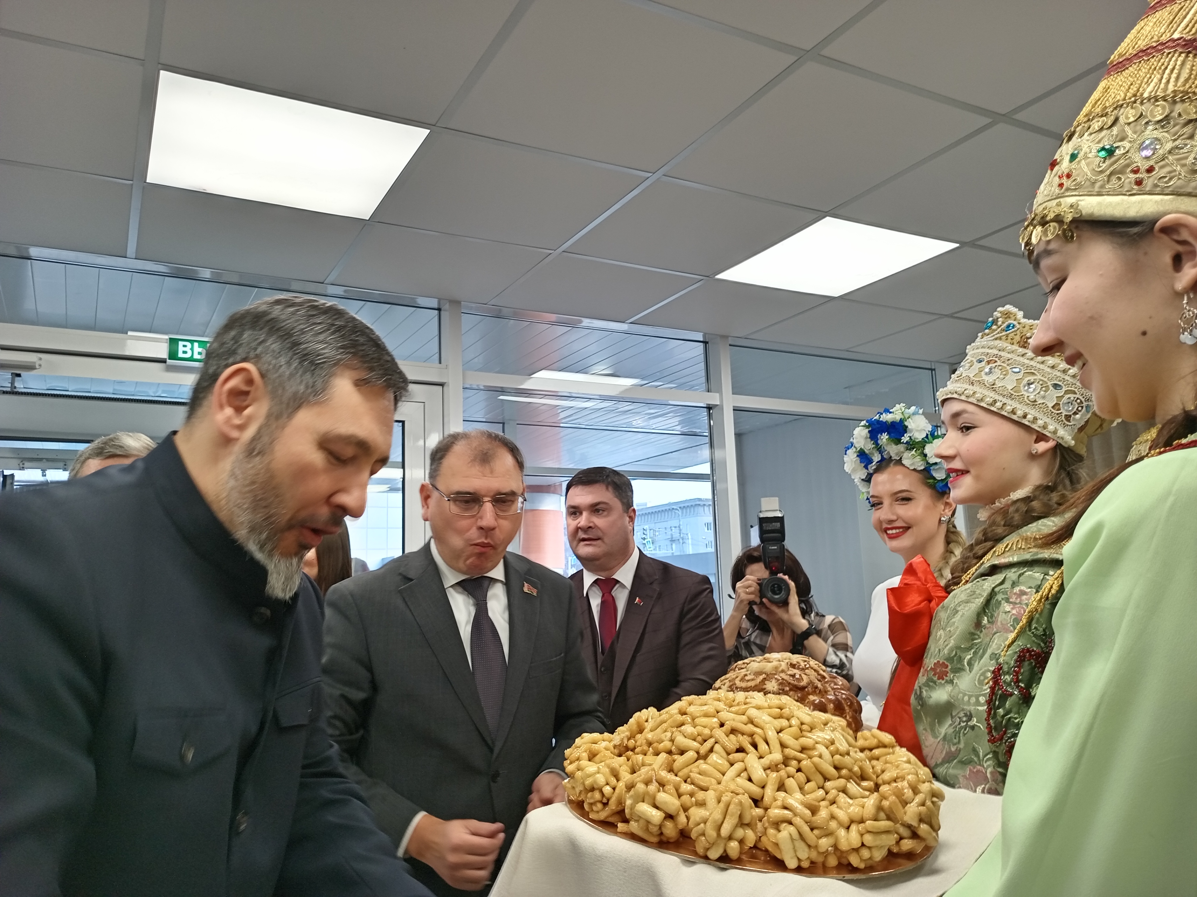 Заместителя премьер-министра РБ Виктора Каранкевича (в центре) и заместителя премьер-министра РТ Олега Коробченко встречали татарским чак-чаком, русским и белорусским караваями. Фото: Ольга Иванычева