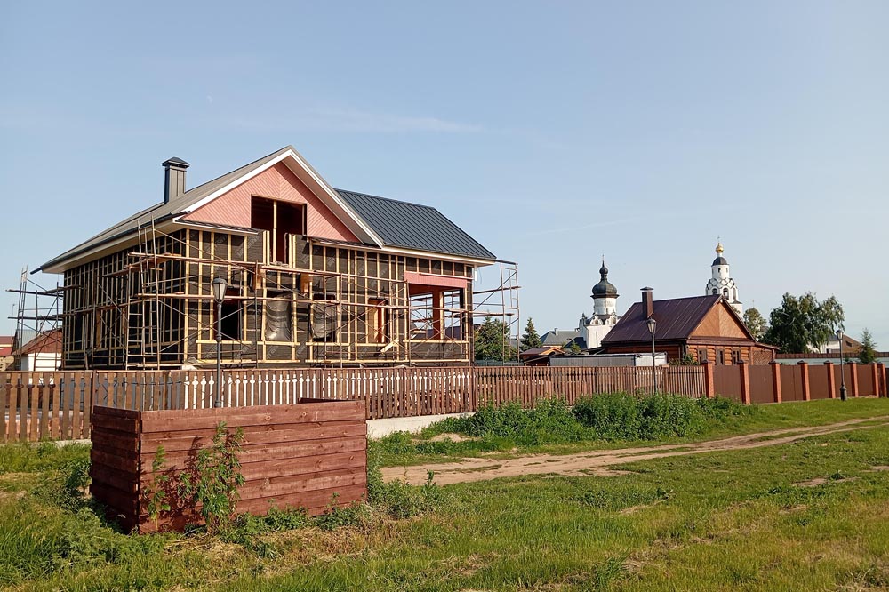 Строительство частного коттеджа в зоне видимости Успенского собора. Это идет вразрез с рекомендациями ИКОМОС властям избегать реконструкции «традиционных домов» на острове и брать в расчет, что любая реконструкция в части буферной зоны должна быть максимально ограничена. Фото: Дмитрий Сивков 