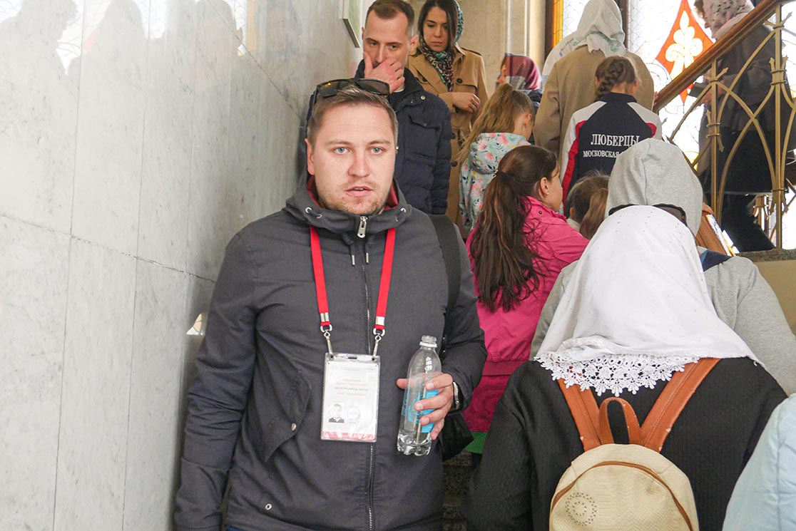 По неписаному правилу казанских гидов, на балконе мечети Кул-Шариф экскурсии задерживаются не больше трех минут — это позволяет не создавать больших очередей. Фото: Дмитрий Сивков