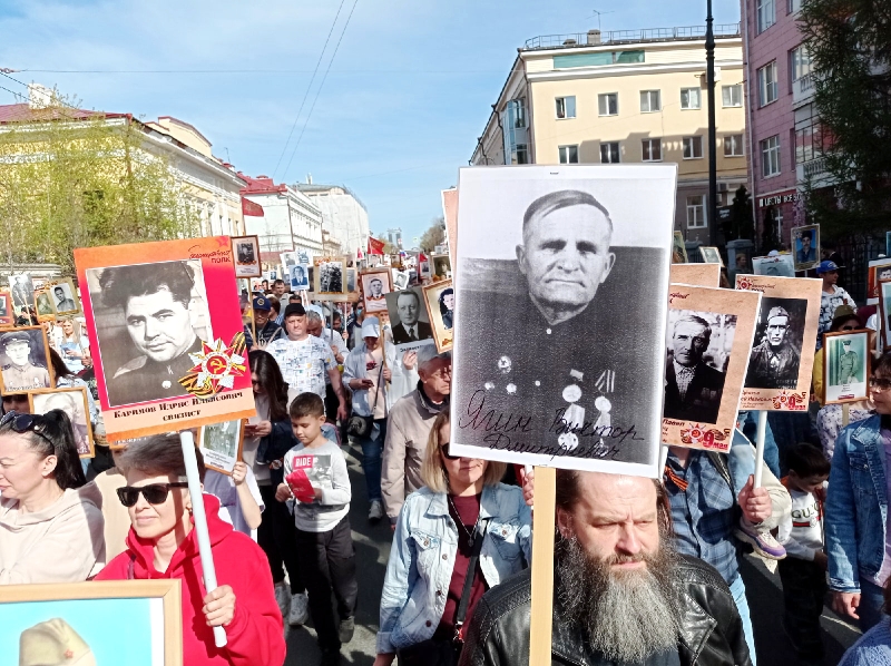 9 мая 2025 года в Казани впервые за два года прошел «Бессмертный полк». Фото: Дмитрий Сивков