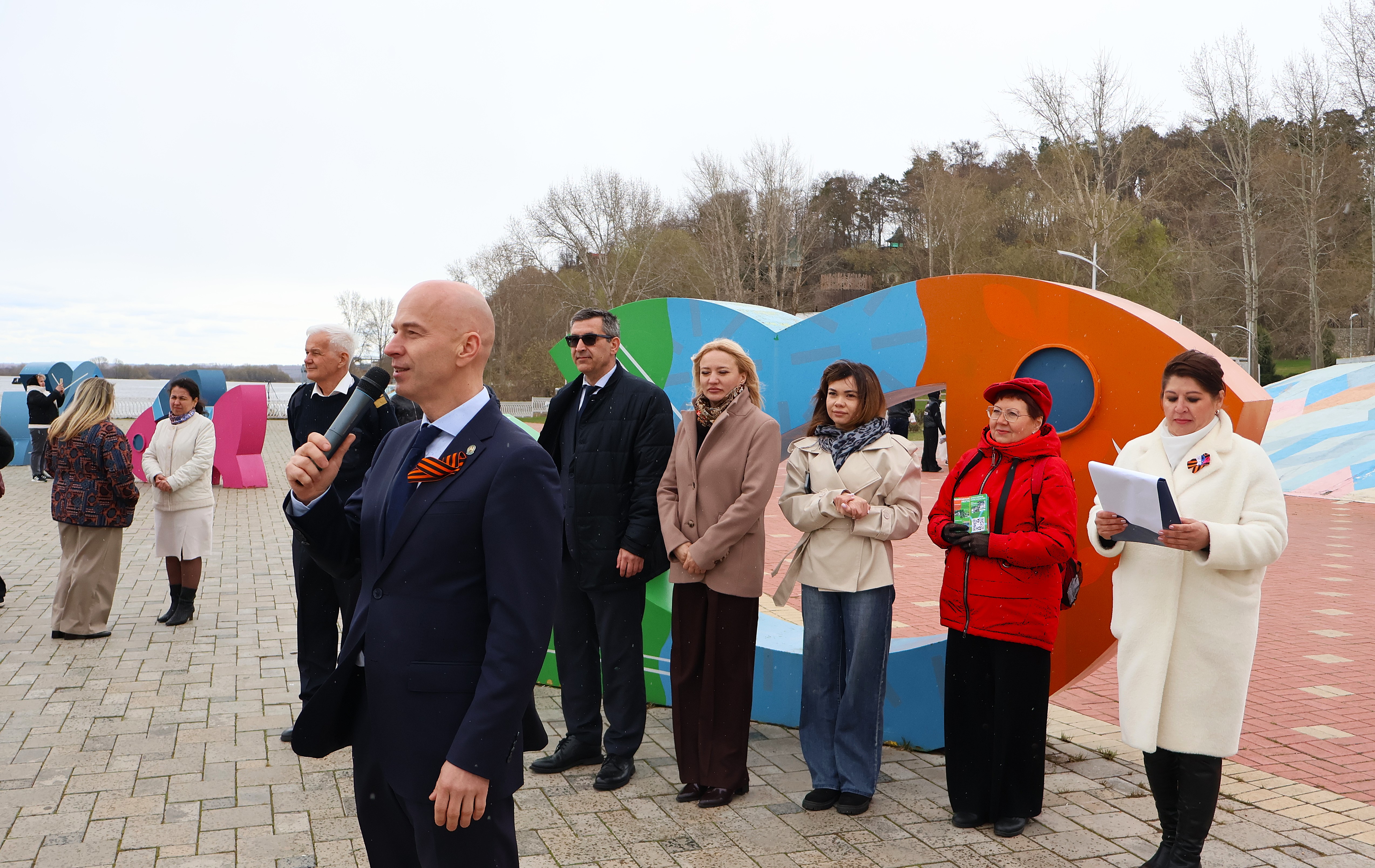 На причале в Нижнекамске, обращаясь к собравшимся на митинге по случаю открытия скоростного рейса, Сергей Иванов среди прочего выразил надежду на то, что спокойная жизнь у нижнекамцев закончилась — ведь теперь туристы из Казани, из других регионов будут прибывать в их город по воде постоянно. Фото: Дмитрий Сивков