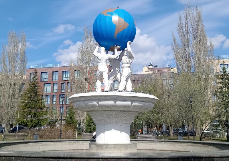 «Трем богатырям» из Казани вернули отреставрированный земной шар