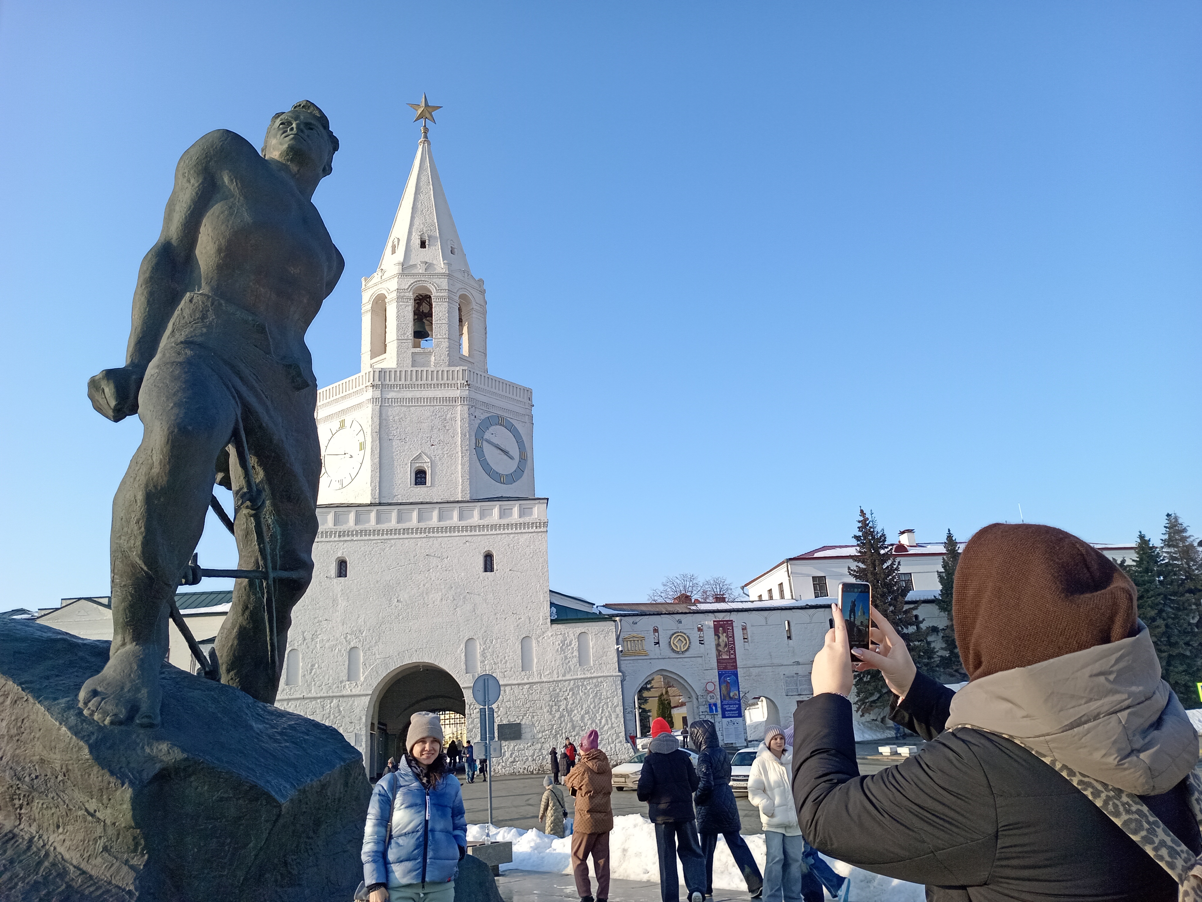 Туристы с удовольствием делают памятные кадры на фоне памятка Мусе Джалилю. Фото: Ольга Иванычева