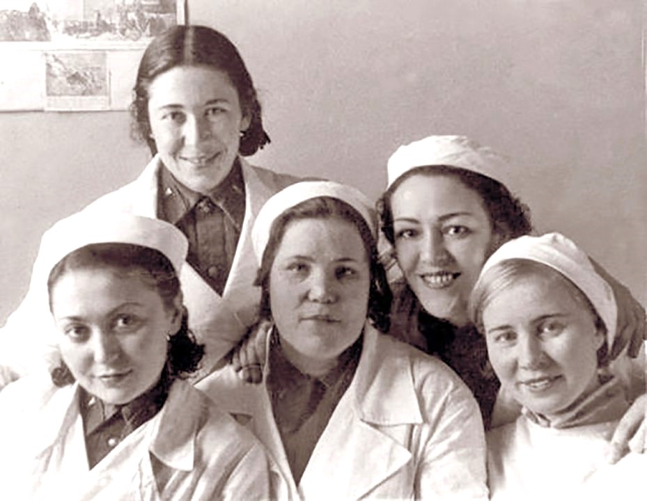 палатный врач казанского эвакогоспиталя Вероника Тушнова с коллегами
