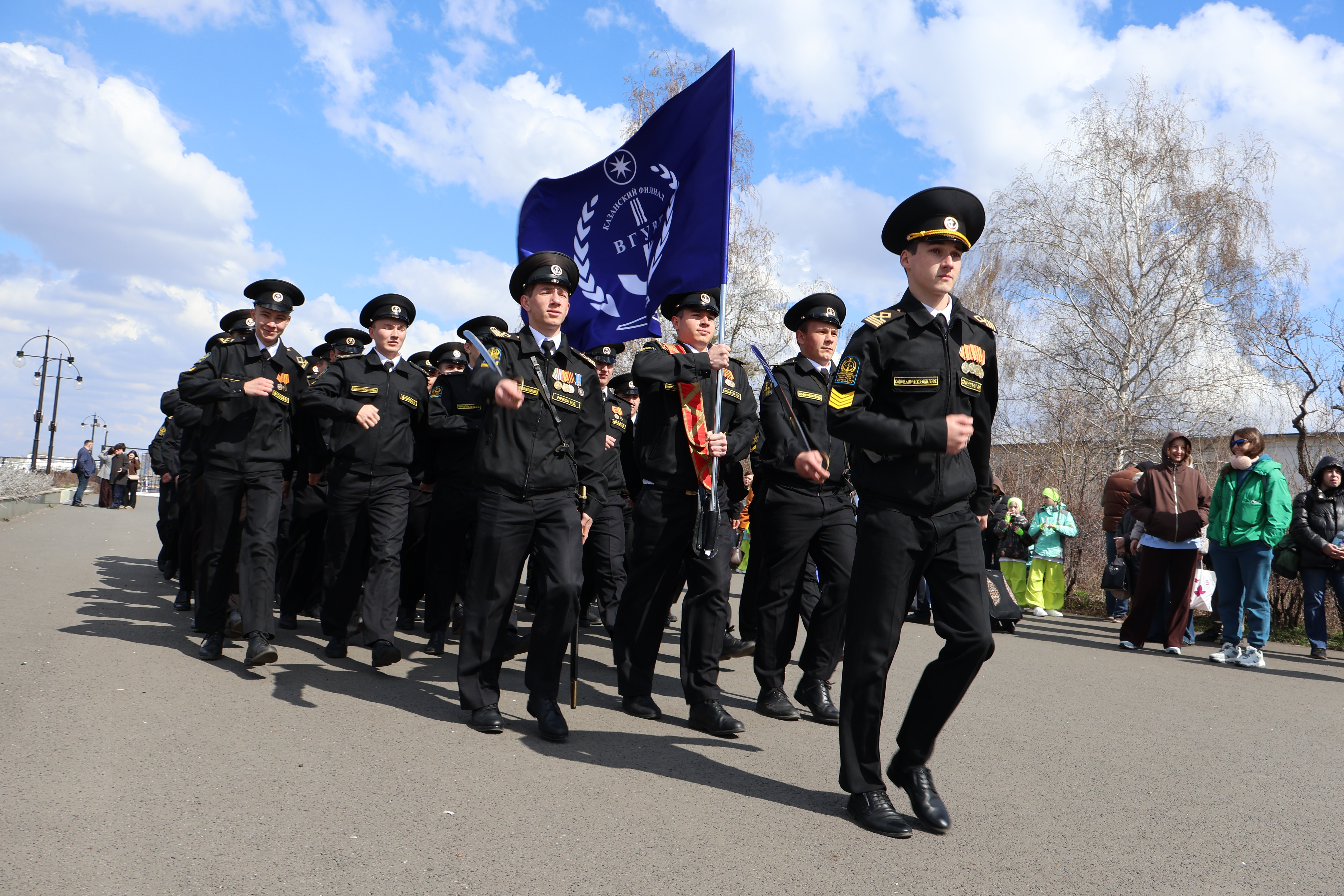 В торжественном марше печатают шаг курсанты Казанского филиала ВГУВТ. Фото: Дмитрий Сивков