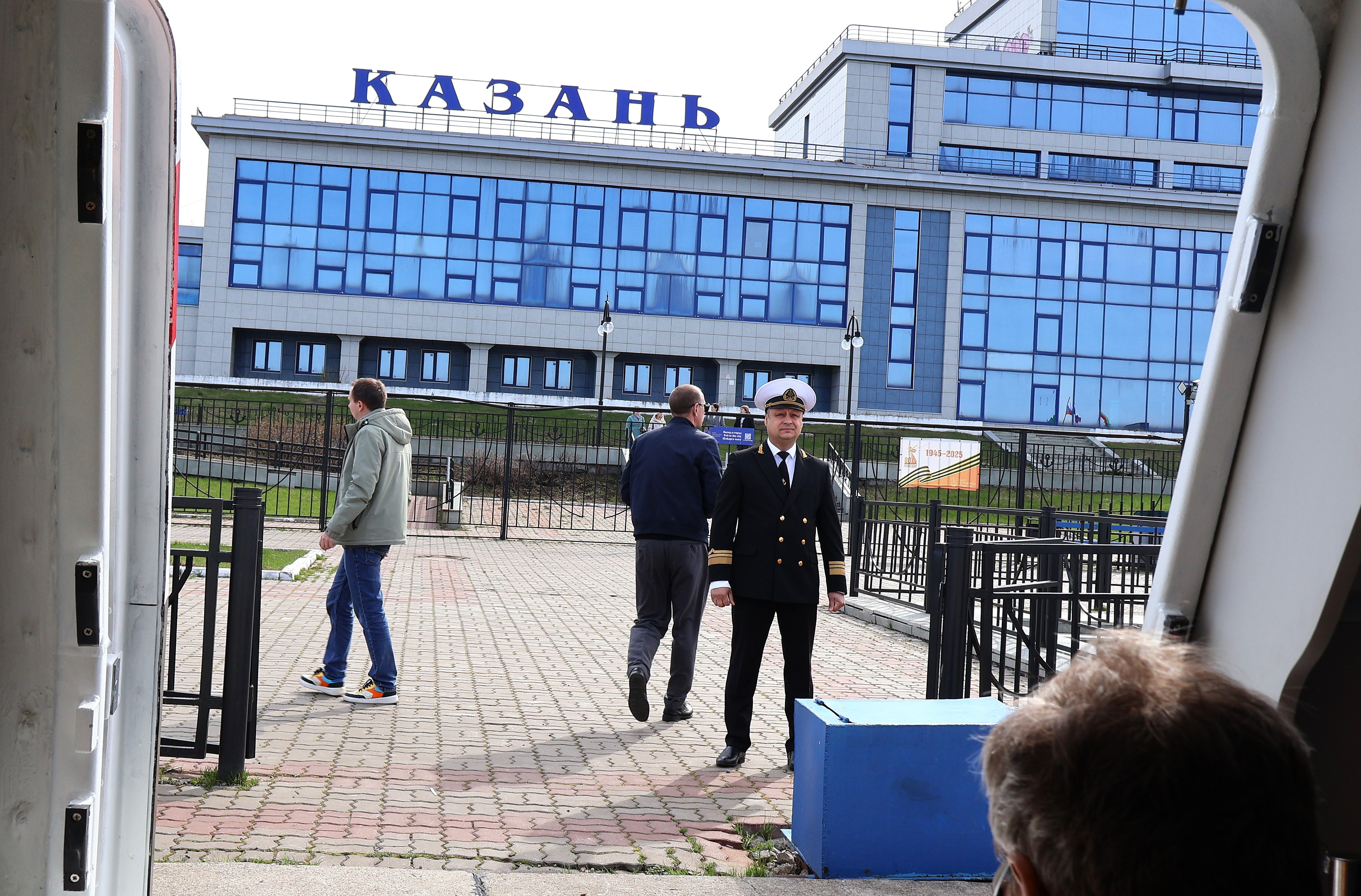 Гендиректор Татфлота Роман Лизалин самолично хотел отправиться в столь долгожданный для компании рейс, но неотложные дела требовали его присутствия в порту. Фото: Дмитрий Сивков