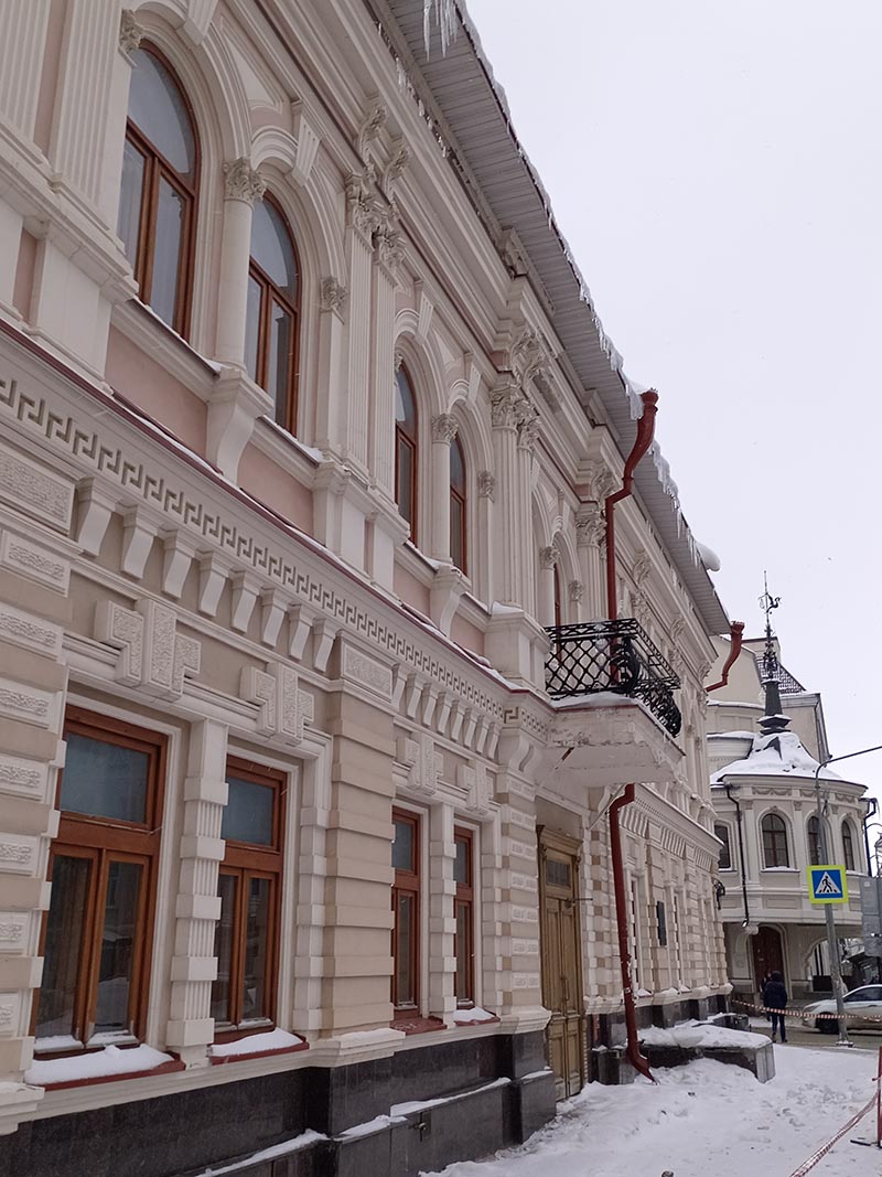 Здание больницы Клячкина построено в 1853 году в качестве одноэтажных торговых лавок для купца Романова. К 1875 году имело вид одноэтажного здания с многочисленными пристроями. В 1877 году дом был кардинально перестроен по проекту архитектора Тихомирова. В 1996 году здание признано памятником архитектуры и истории регионального значения. Фото: Ольга Иванычева