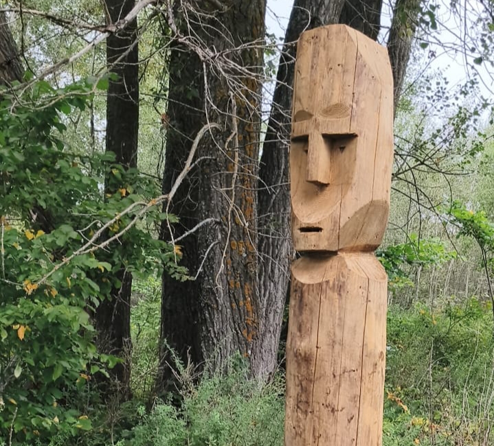 Облики деревянных скульптур были согласованы с директором Института археологии имени А.Х. Халикова Айратом Ситдиковым и научным сотрудником института Андреем Чижевским. Фото: Елабужский государственный музей-заповедник