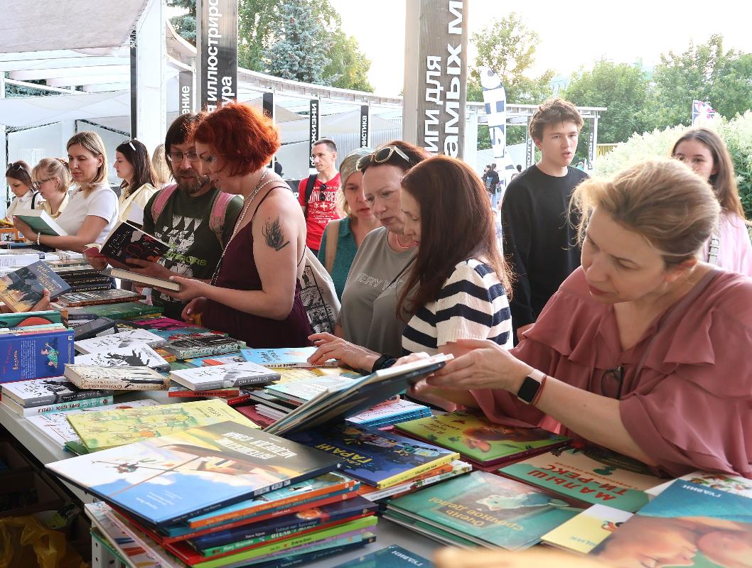 Книжная ярмарка под открытым небом в центре Казани