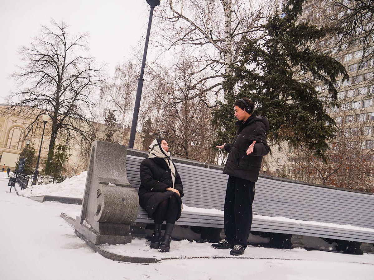 Студенты КФУ Сабина и Даниил делятся ощущениями от подзарядки на «Сковородке». Фото: Дмитрий Сивков