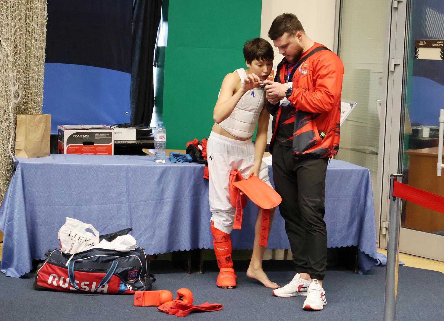 Детальный «разбор полетов» с тренером. Фото: Дмитрий Сивков