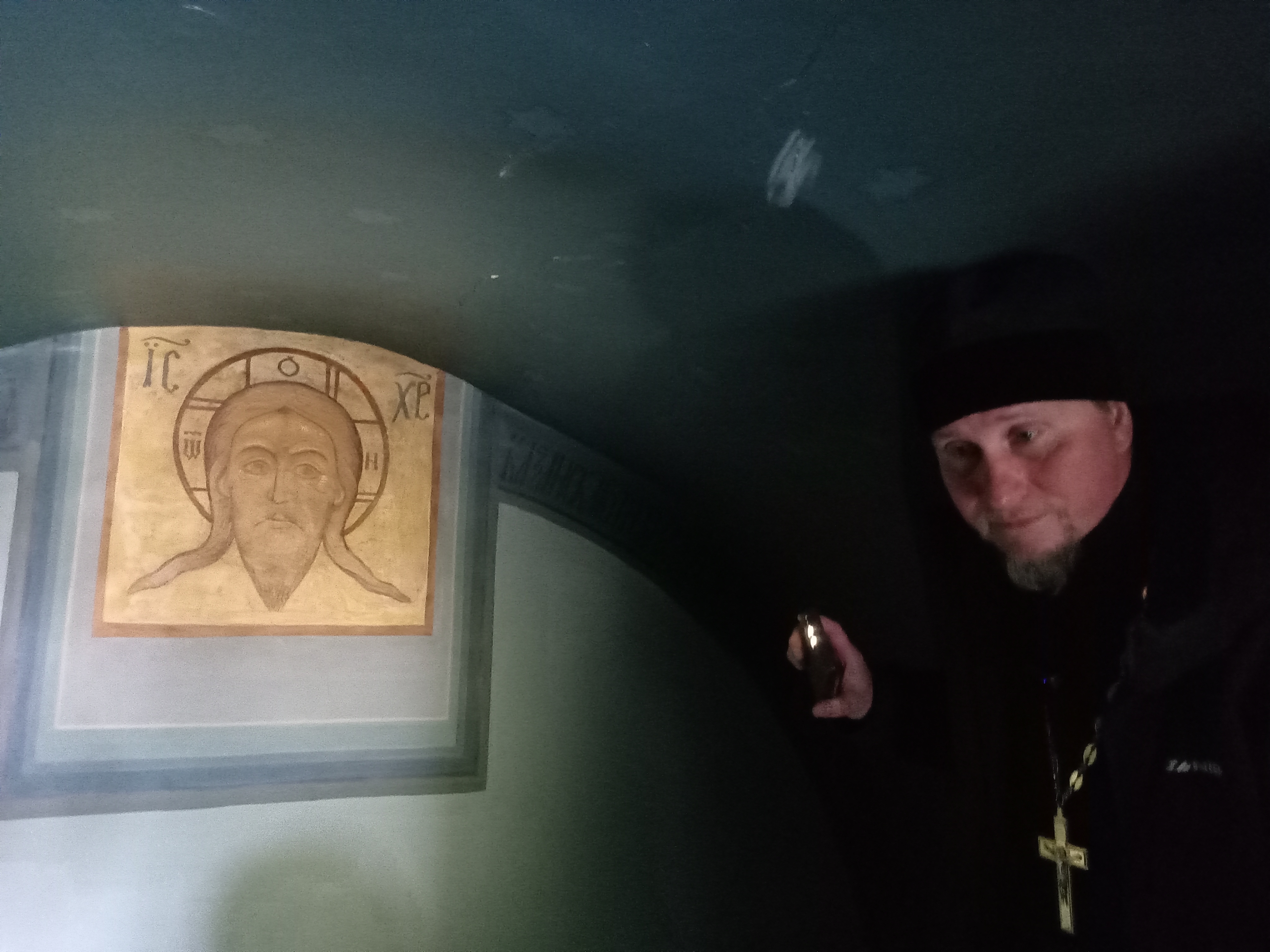 «Спас Нерукотворный» в келье святителя Гурия можно увидеть только при свете фонарика. Фото: Ольга Иванычева
