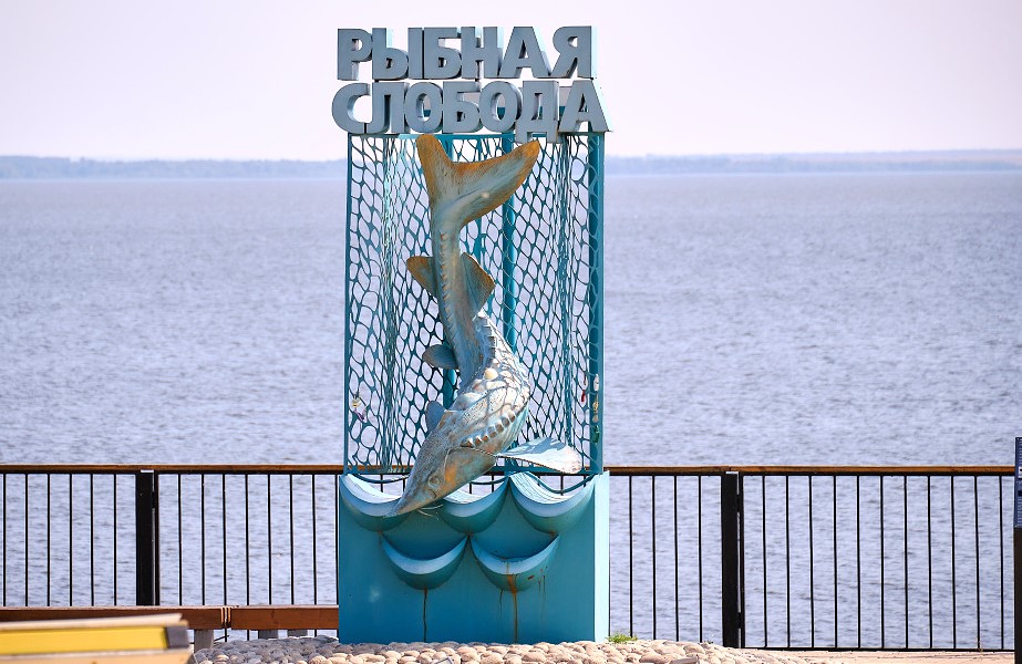 Рыбная Слобода РТ. Набережная реки Камы. Памятник Золотой рыбке