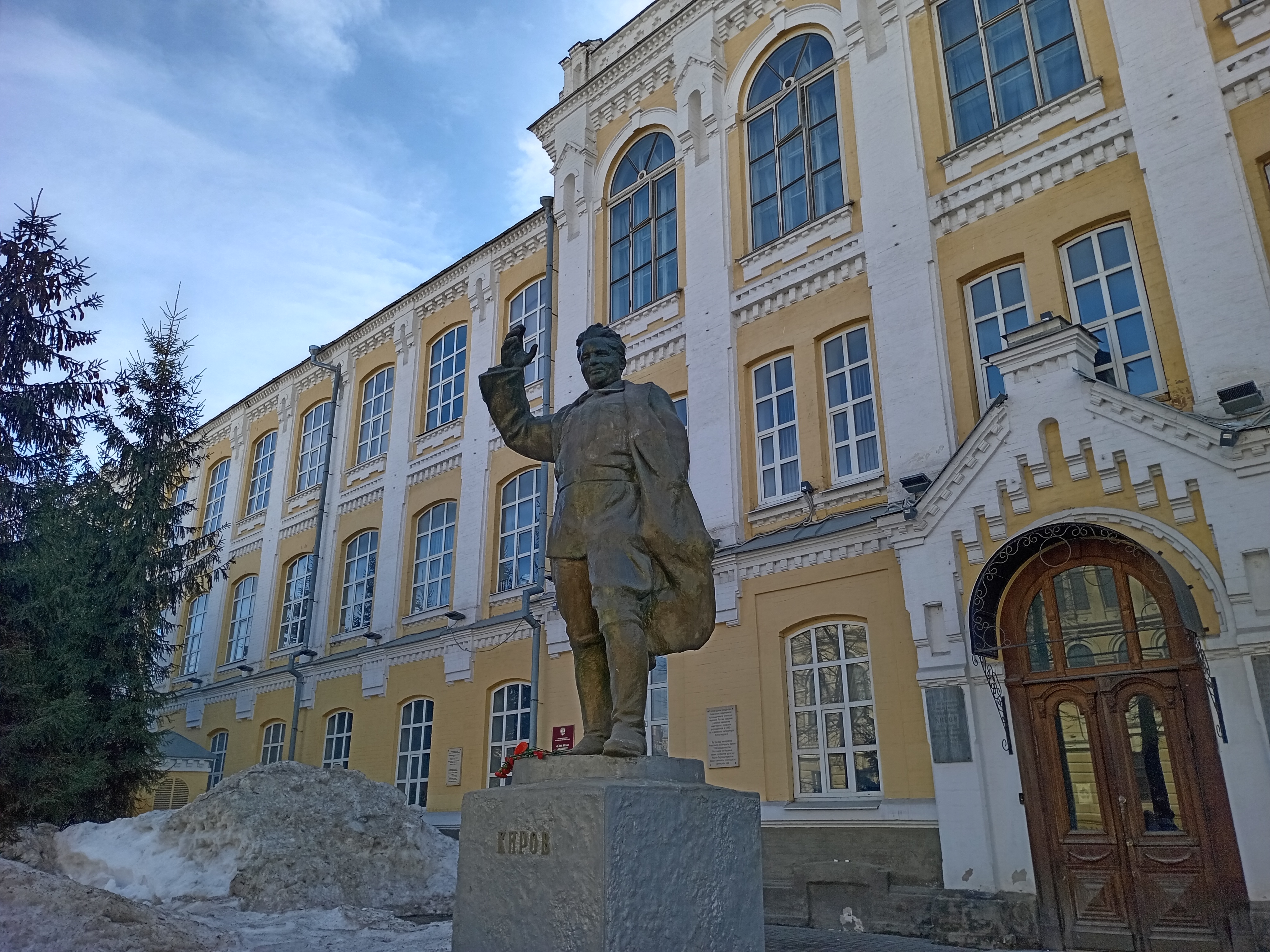 Перед входом в здание Казанского национального исследовательского технологического университета /КНИТУ/, где когда-то располагалось низшее механико-техническое училище, стоит памятник его выпускнику 1904 года Сергею Мироновичу Кирову, с которым Горький часто общался. Фото: Ольга Иванычева