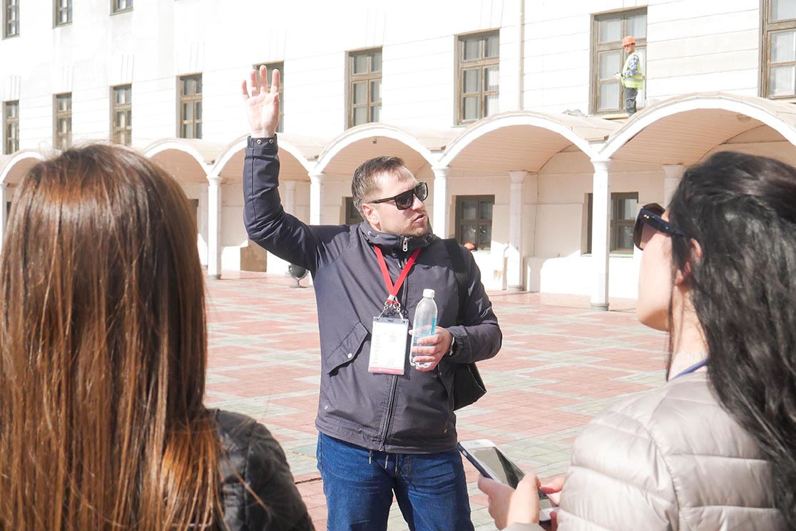 Жестикуляция — важный инструмент в привлечении внимания экскурсантов. Фото: Дмитрий Сивков
