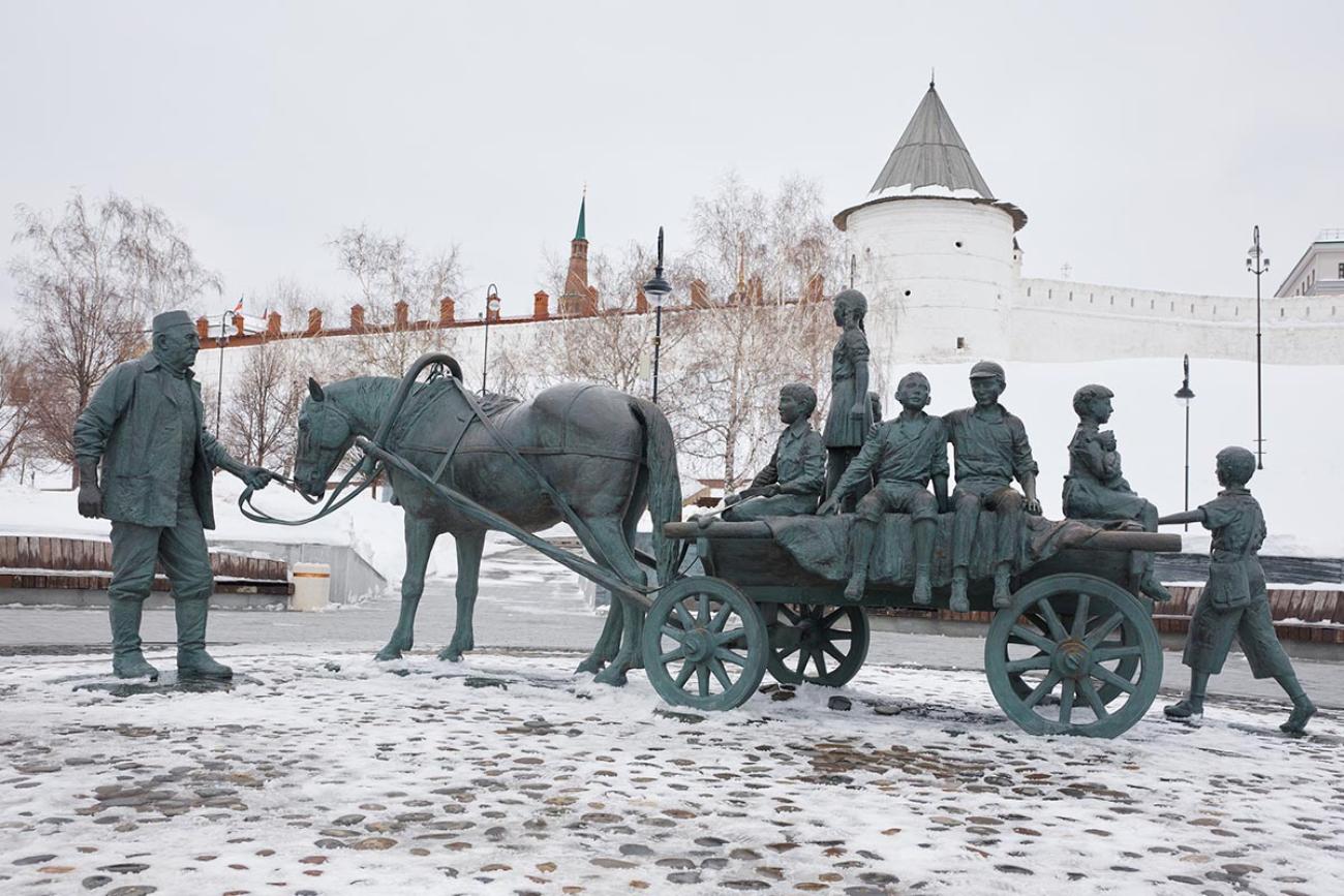 В бронзовой скульптурной композиции запечатлен дедушка Асгат, ведущий под уздцы коня, запряженного в телегу с детьми. Число детей на телеге меняется в зависимости от наплыва туристов. Фото: Благотворительный фонд «АК БАРС СОЗИДАНИЕ»