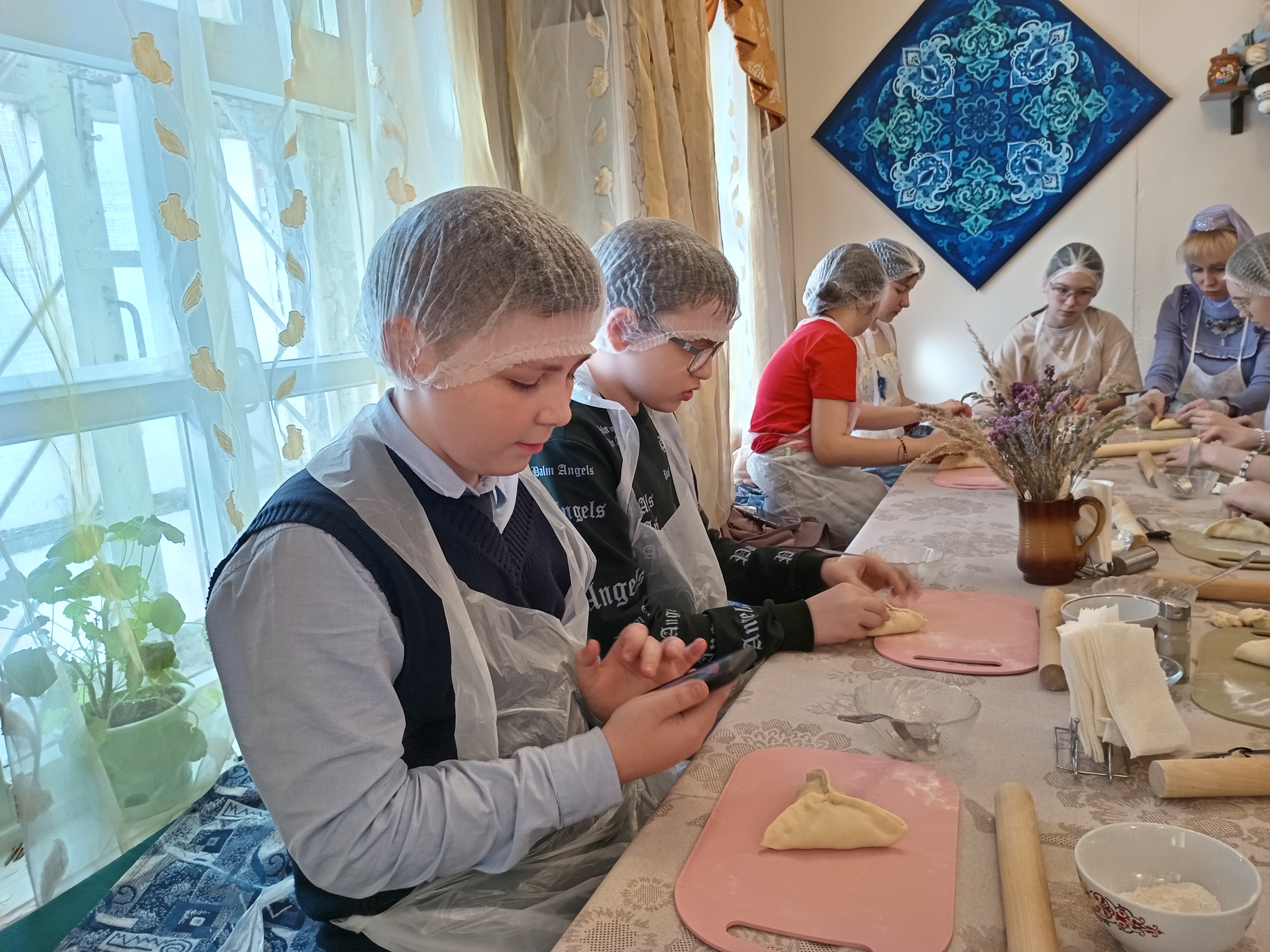 Парни тоже с радостью готовили треугольники. Фото: Ольга Иванычева