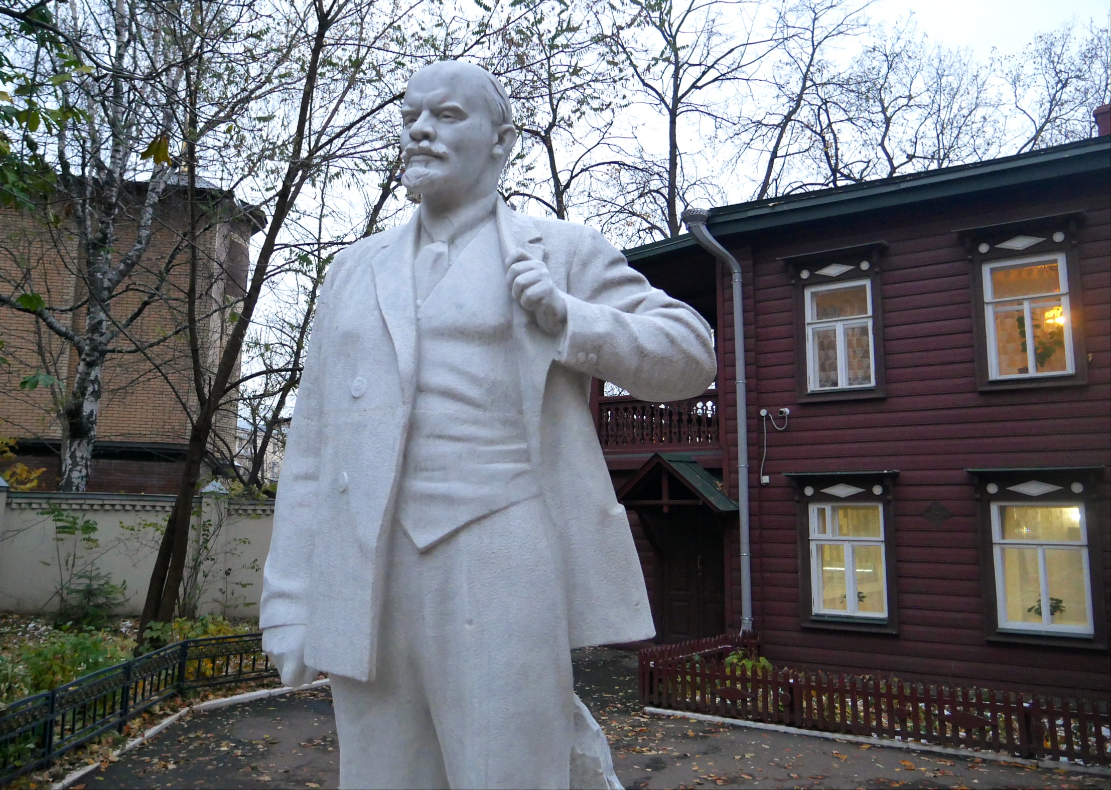 Памятник Ленину у Дома-музея. Фото: Дмитрий Сивков