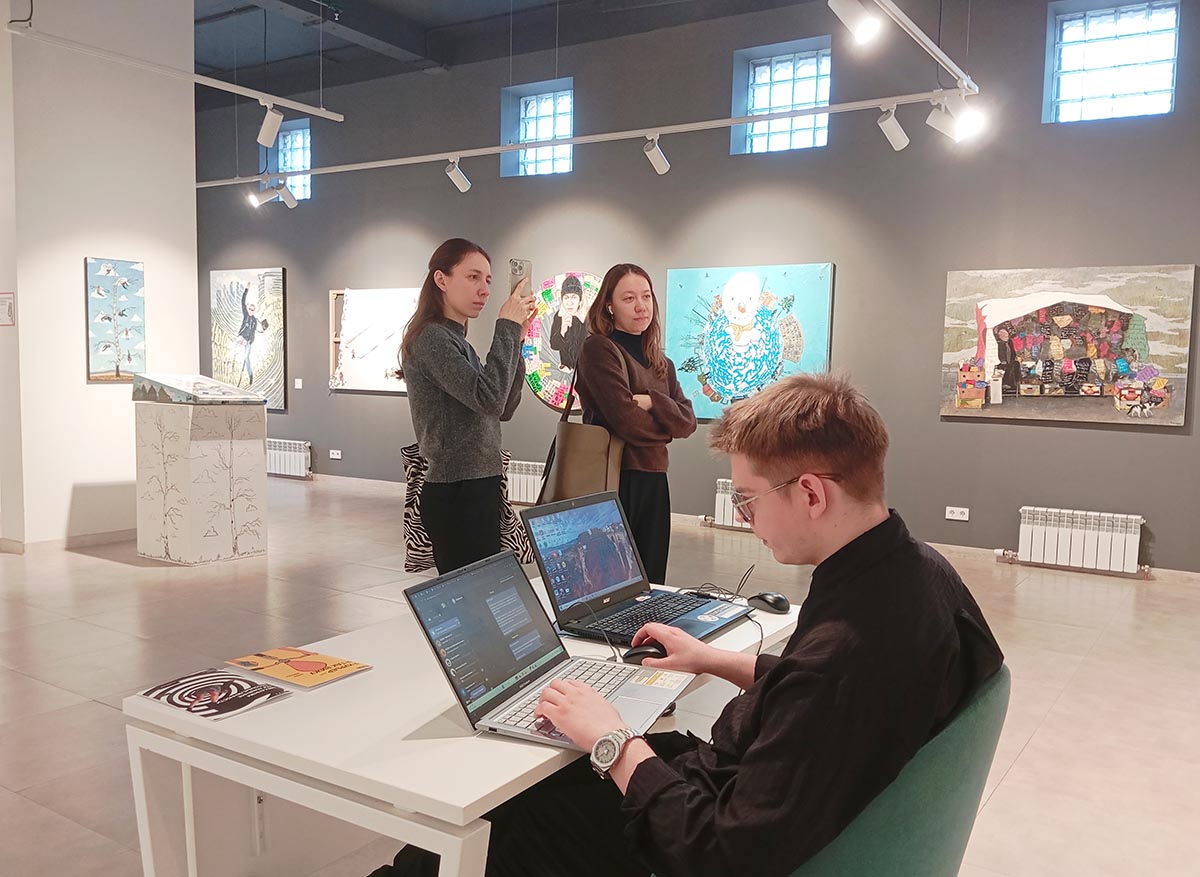 Вопросы, если таковые у посетителей галереи возникнут, они могут адресовать персоналу галереи, который всегда рядом. Фото: Дмитрий Сивков