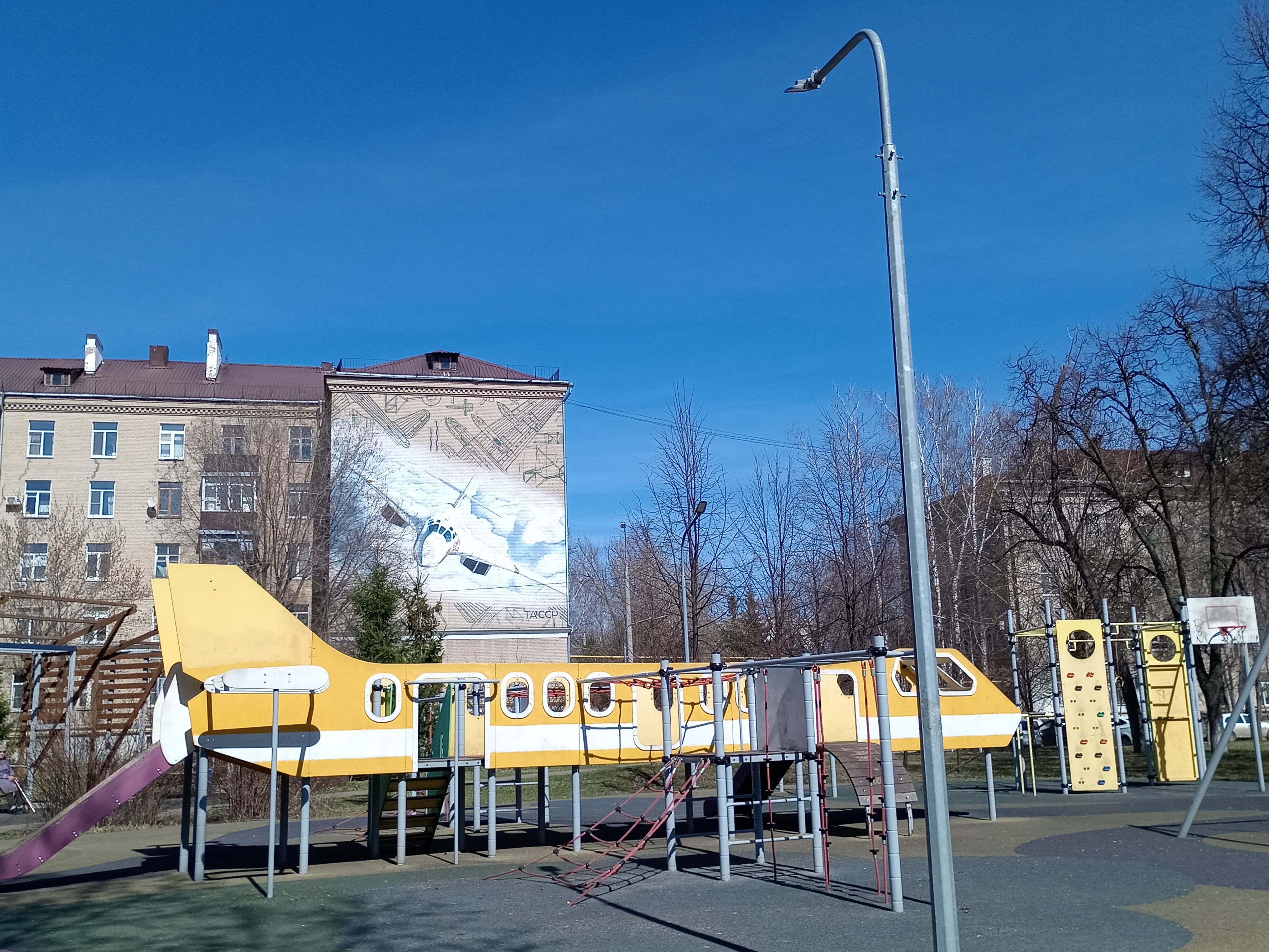 В 2018 году во дворе дома, где жил Василий Сталин, обустроили сквер «Я выбираю небо!». На информационном стенде увековечена память об известных летчиках-испытателях, сотрудниках авиационного завода, которые жили в близлежащих домах. Фото: Ольга Иванычева