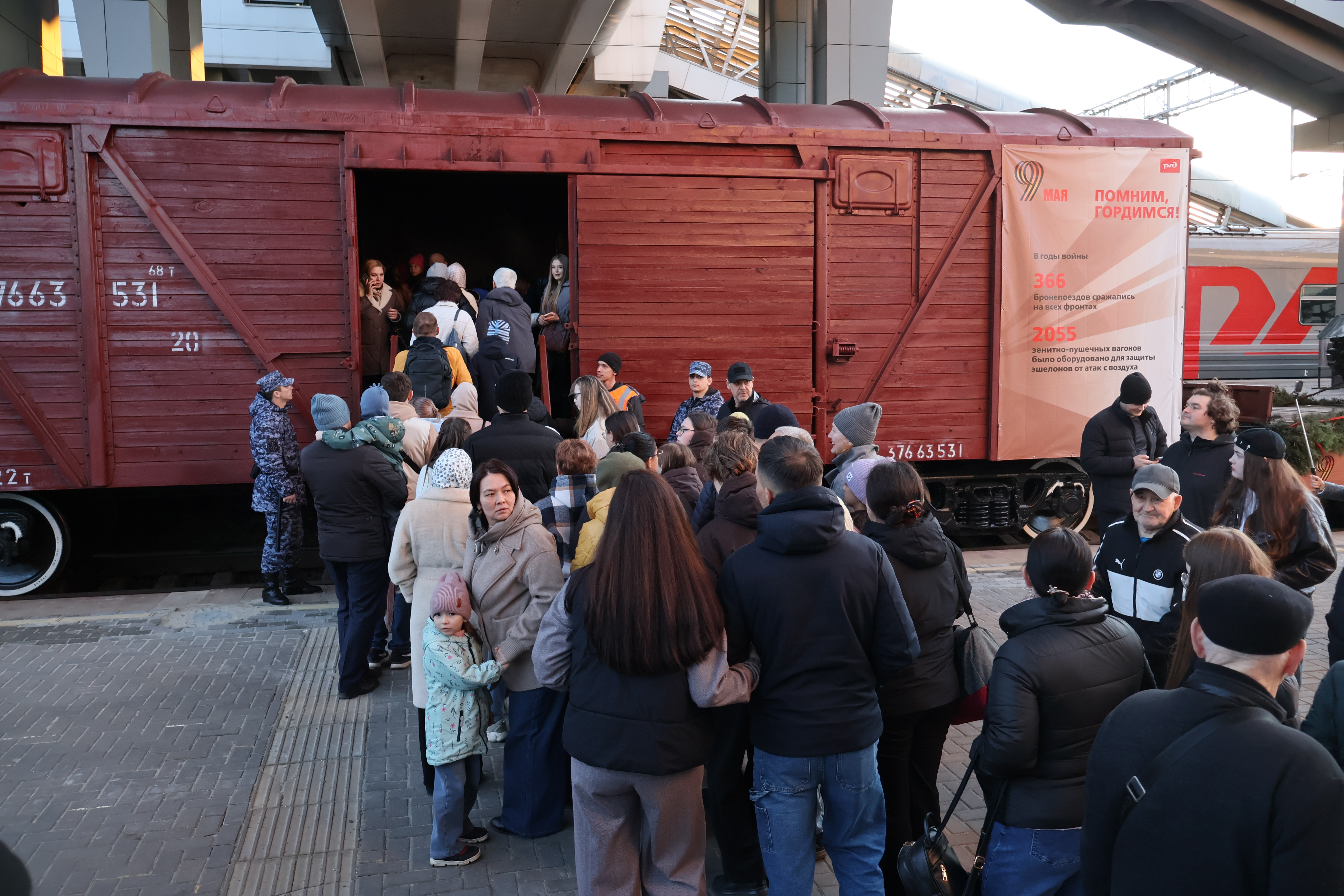 Очередь в теплушку с тематической композицией с предметами быта и интерьера военных лет. Фото: Дмитрий Сивков
