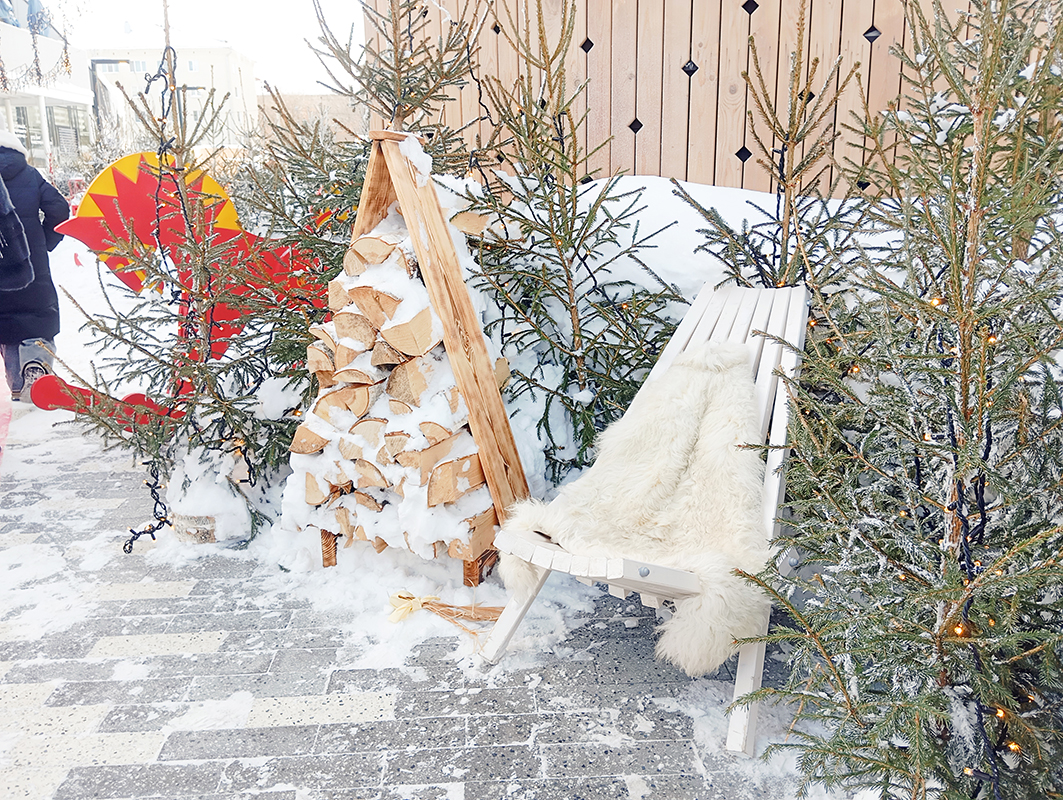 У тех, кто находился, есть возможность присесть и перевести дух на свежем воздухе. Фото: Дмитрий Сивков