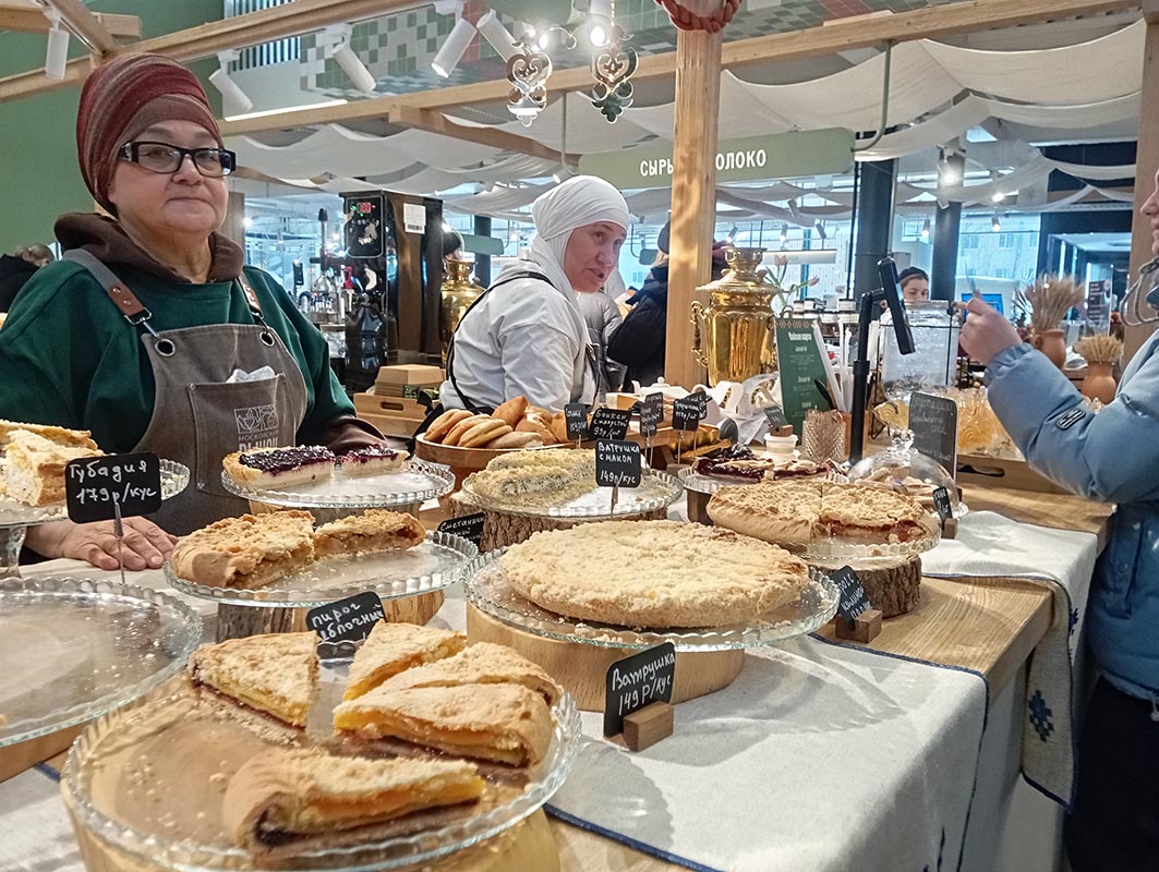 На самом рынке всегда можно перекусить. Фото: Дмитрий Сивков