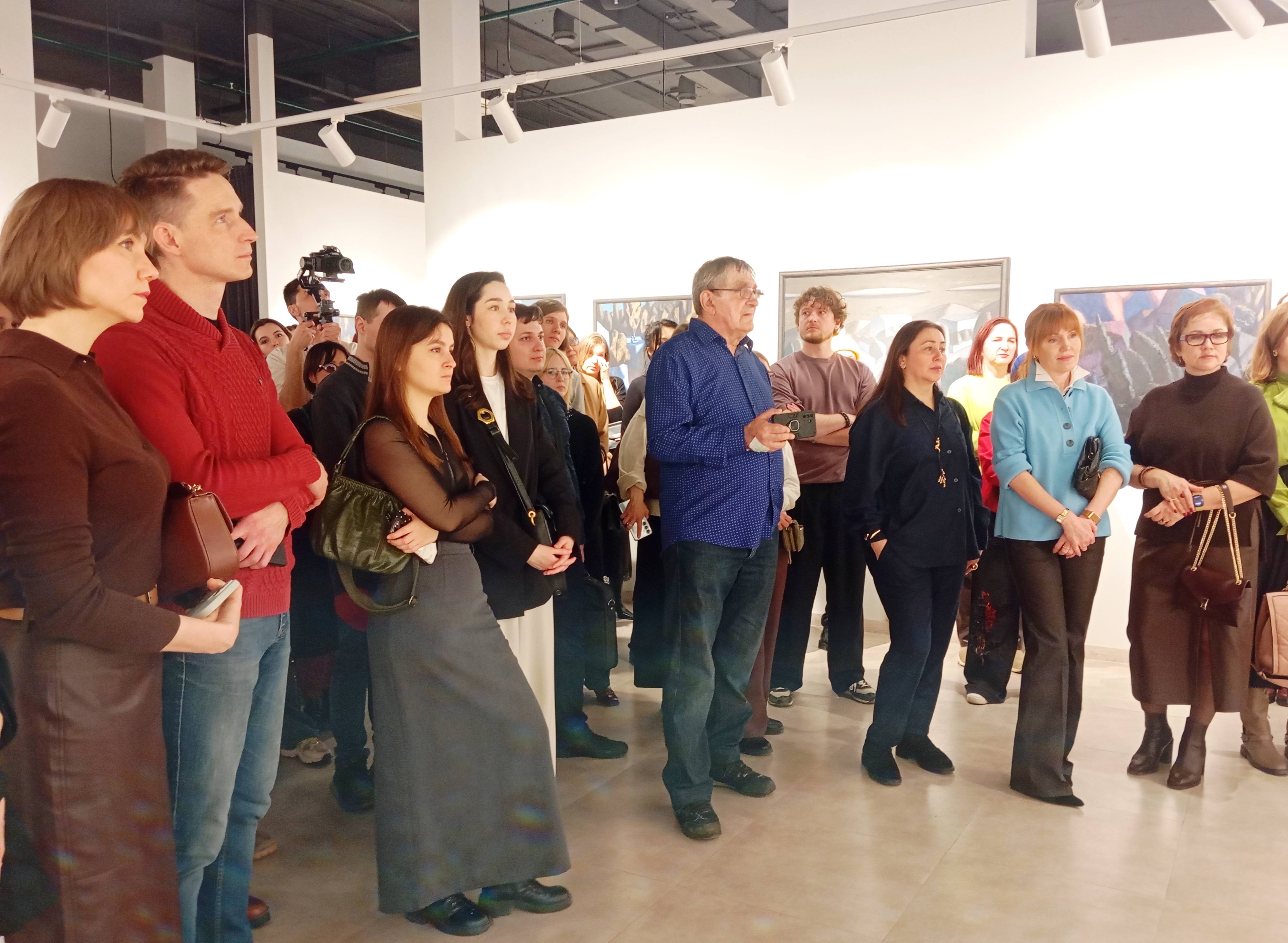 Многие из посетителей открытия выставки обязательно сюда вернуться, чтобы неспешно погрузиться в атмосферу «Сна путешественника». Фото: Дмитрий Сивков