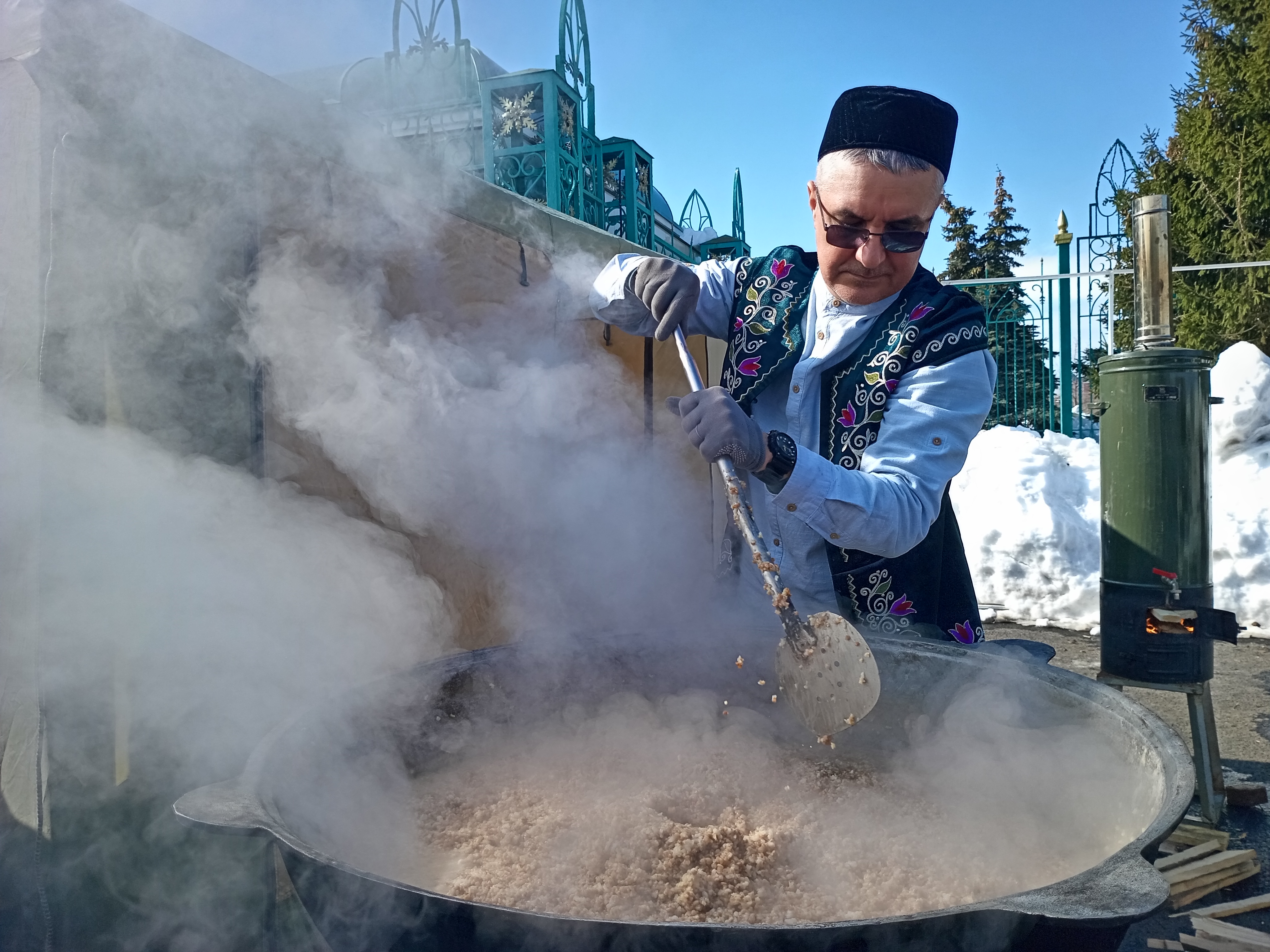 Рустам Гатин и его команда «Полевая кухня» угощали кашей «Дружба» — из пшена, риса и гречки. Команда несколько лет работала в Лисичанске и кормила жителей города. Фото: Ольга Иванычева