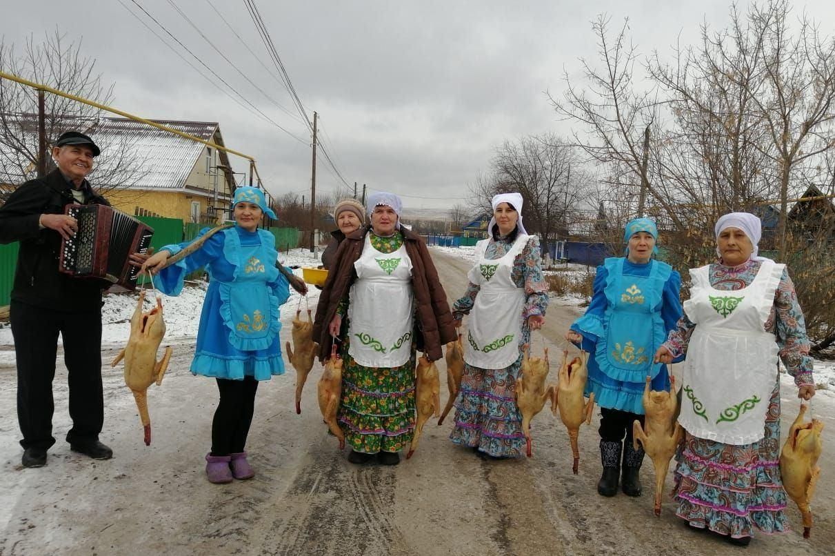 по дороге на родник с гусями на коромыслах