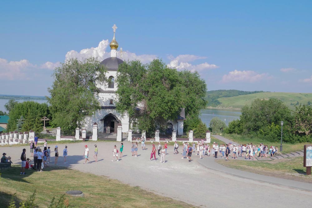 На улицах сельского поселения нередко бывает не менее оживленно, чем в крупном городе. Фото: Дмитрий Сивков