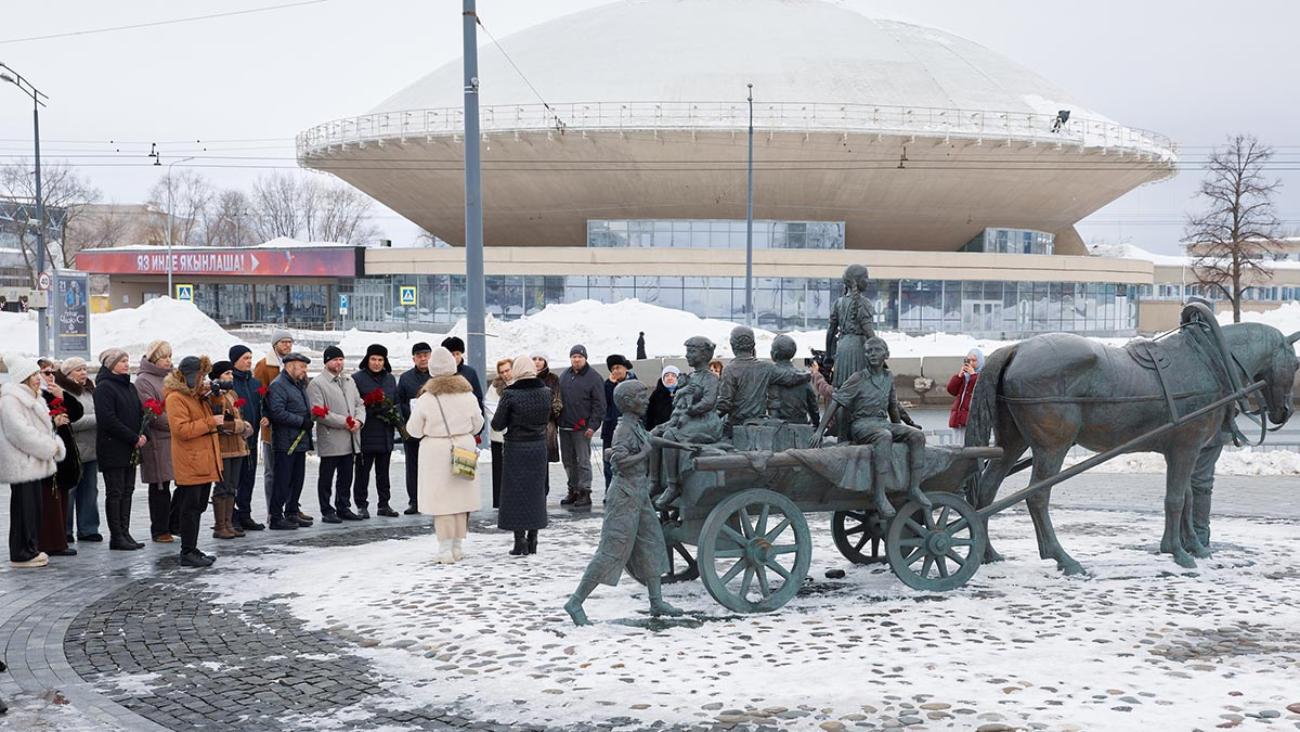 Участники церемонии почтили память человека, чья жизнь стала примером тихого ежедневного труда во имя добра. Фото: Благотворительный фонд «АК БАРС СОЗИДАНИЕ»