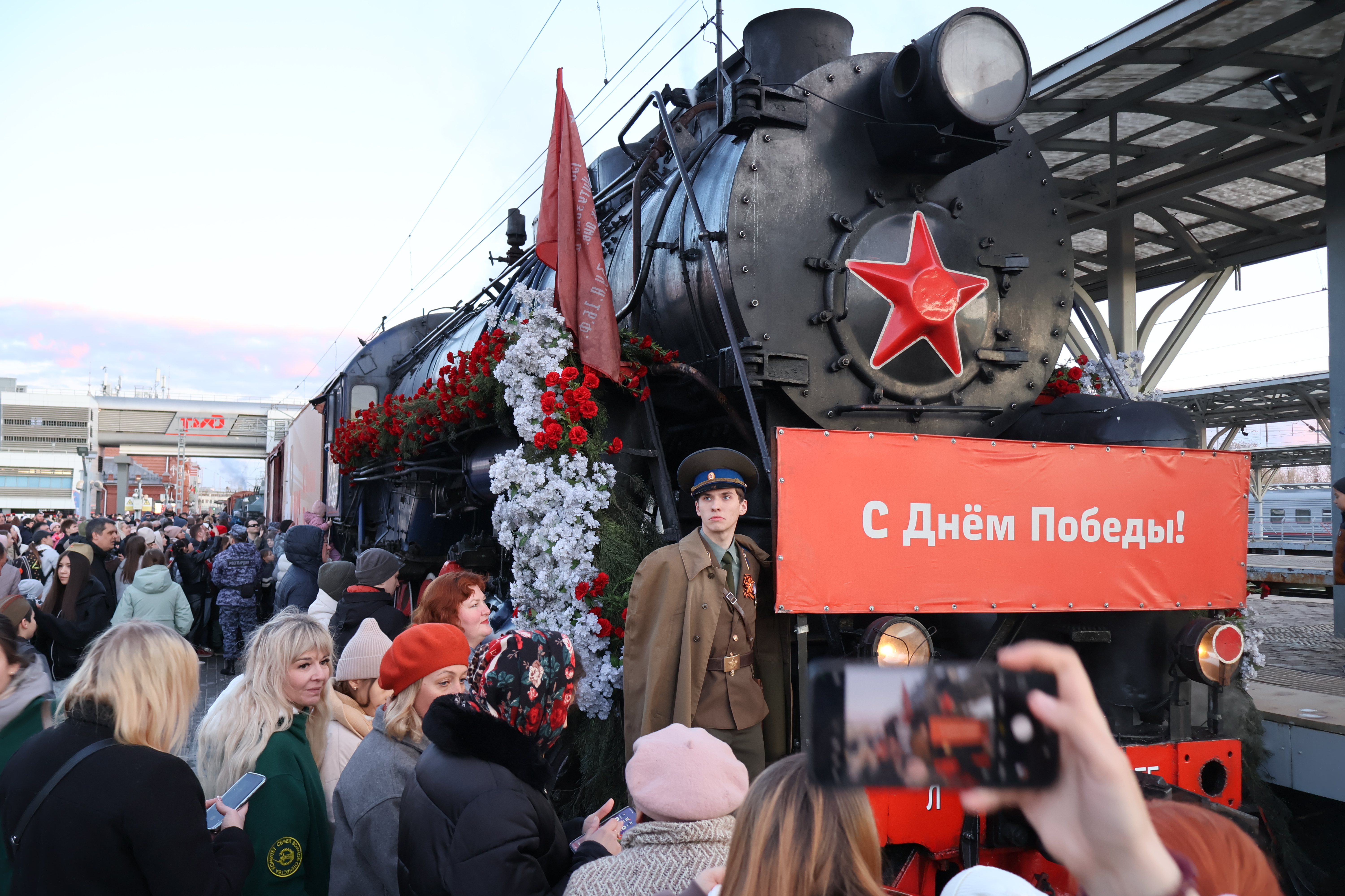 «Поезд Победы» сделал остановку в Казани: открыл все двери и попотчевал солдатской кашей