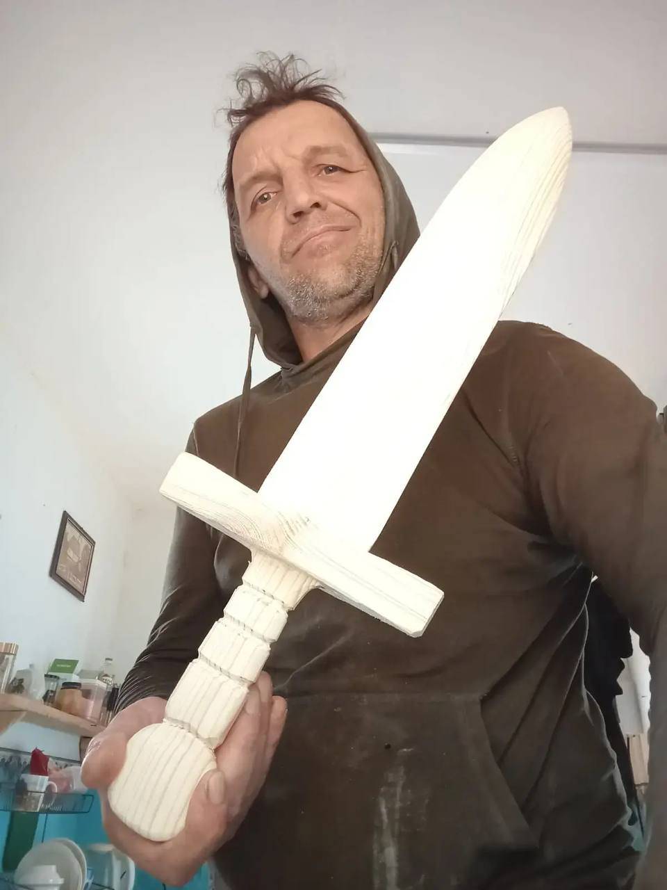 Автором и создателем 25 скульптур стал мастер резьбы по дереву Евгений Бикканов. Он является участником специальной военной операции, имеет награды за боевые заслуги, получил ранение. Фото: Елабужский государственный музей-заповедник