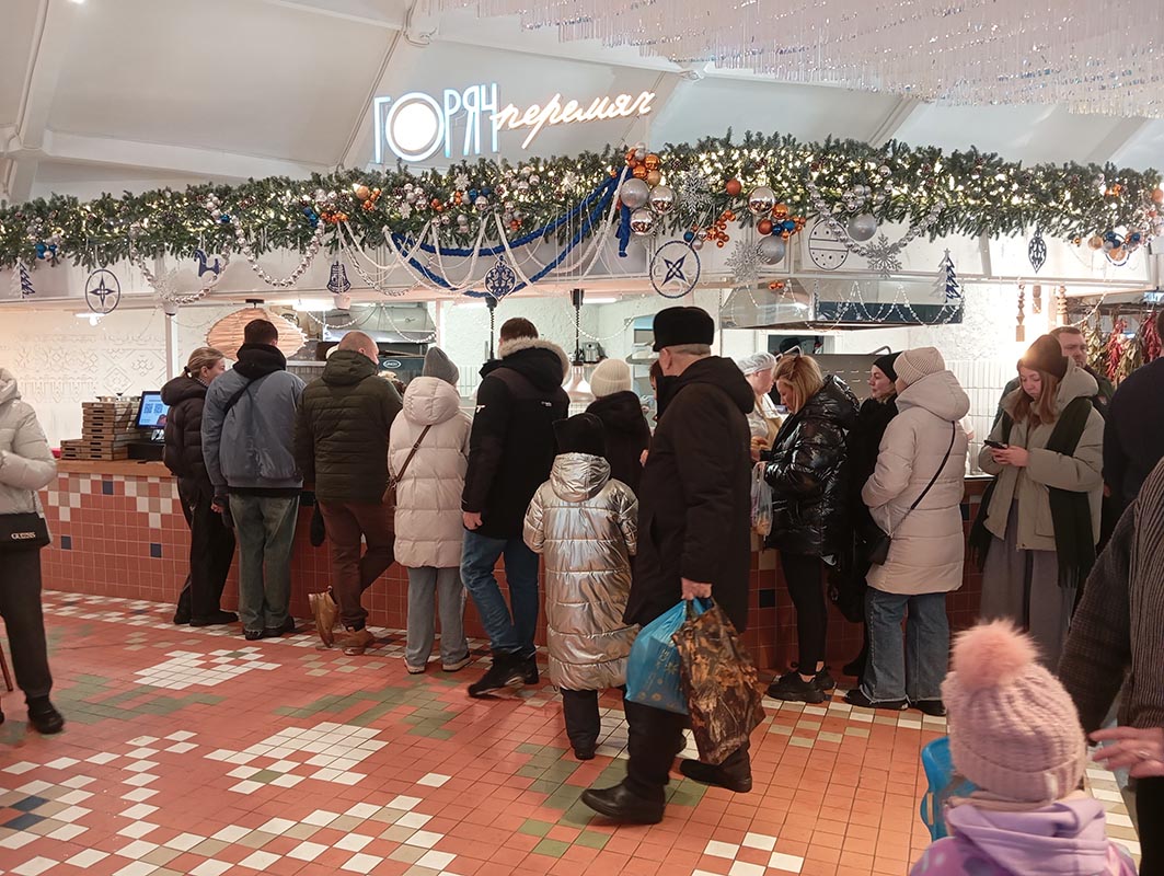 Фудкорт, как и сам Московский рынок, работает с понедельника по воскресенье с 8 до 20 часов, зона городских бистро — с 8.00 до 21.00. Фото: Дмитрий Сивков