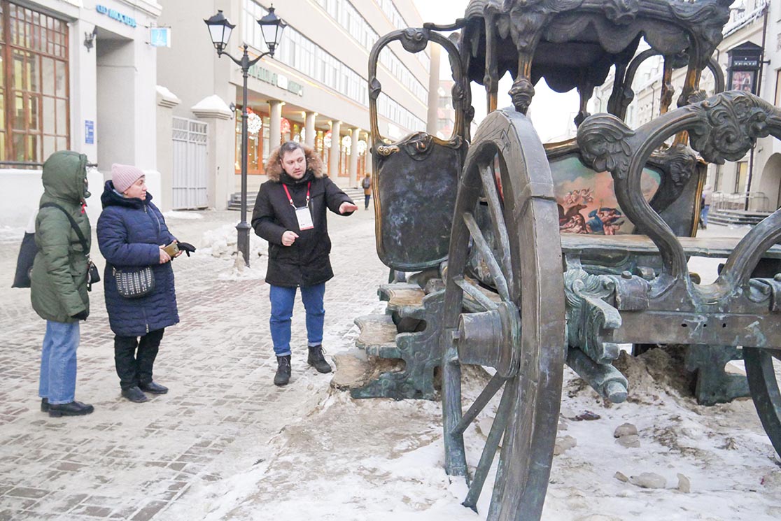 Если бы не Данил Абдулхаев, гости Казани и не узнали бы, что надо посидеть в карете Екатерины II на улице Баумана и загадать желание про то, куда хочешь поехать путешествовать. Фото: Дмитрий Сивков