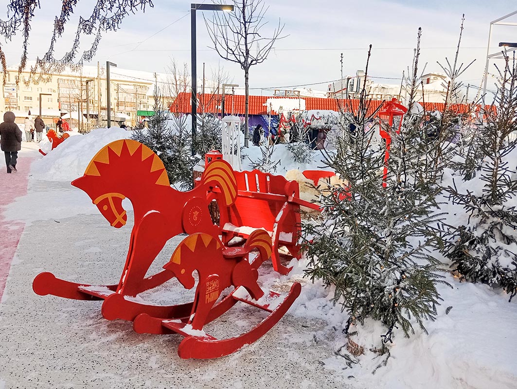 Праздничная новогодняя атмосфера продолжает царить на Московском рынке и с наступлением календарной весны. Фото: Дмитрий Сивков