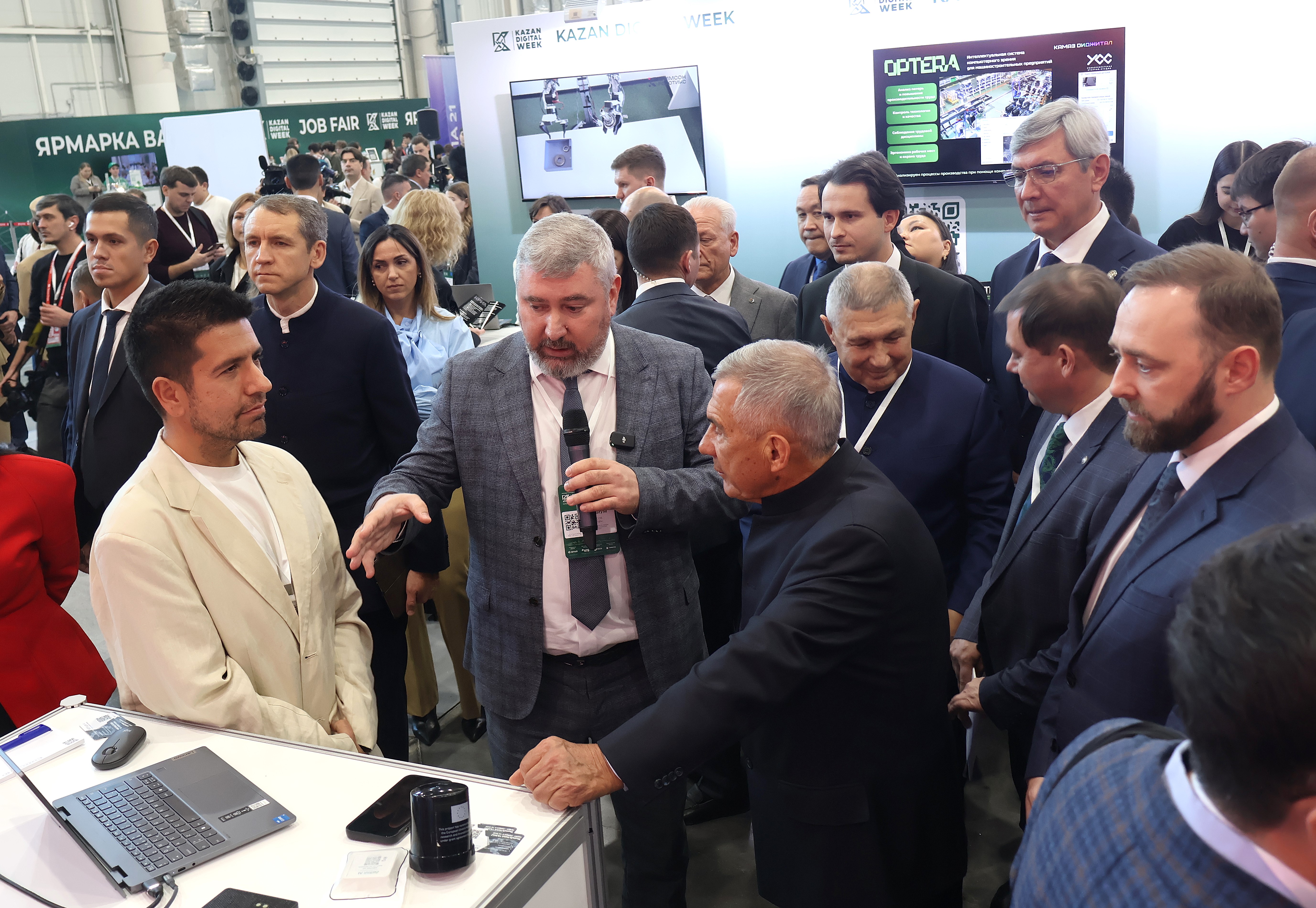 раис РТ Рустам Минниханов обходит выставку на форуме Kazan Digital Week 2026