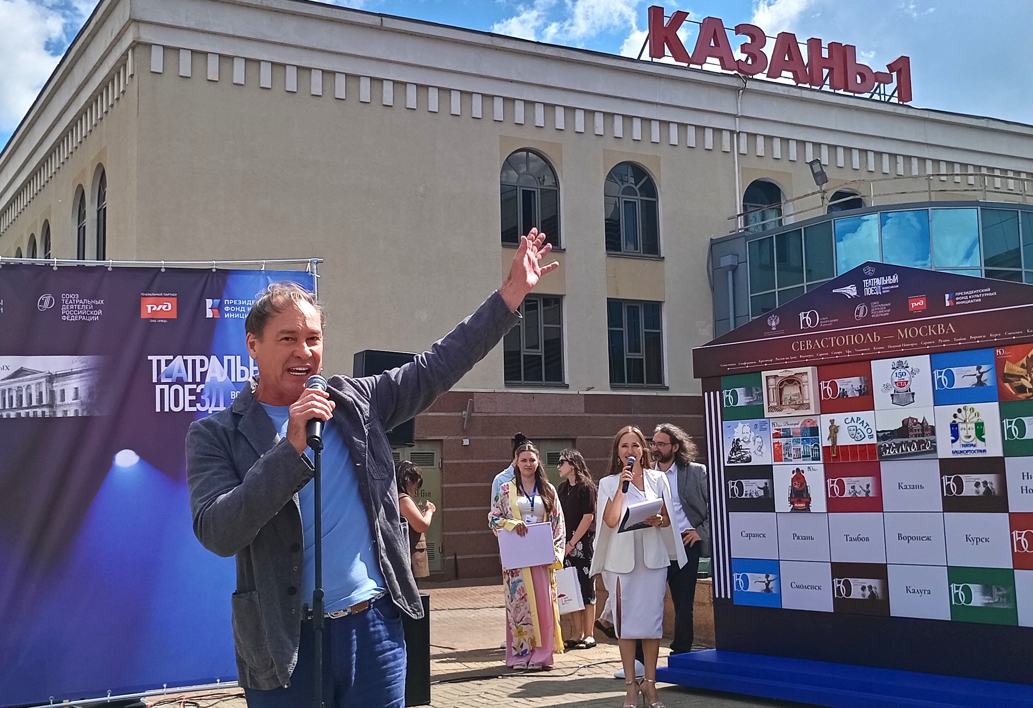 «Театральный поезд» в Казани: театры сами едут к зрителям