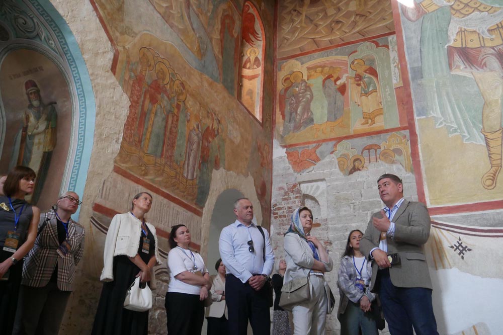 Артем Силкин (крайний справа) знакомит коллег из российских и белорусских музеев с уникальными фресками XVI века в Покровском соборе. Фото: Дмитрий Сивков