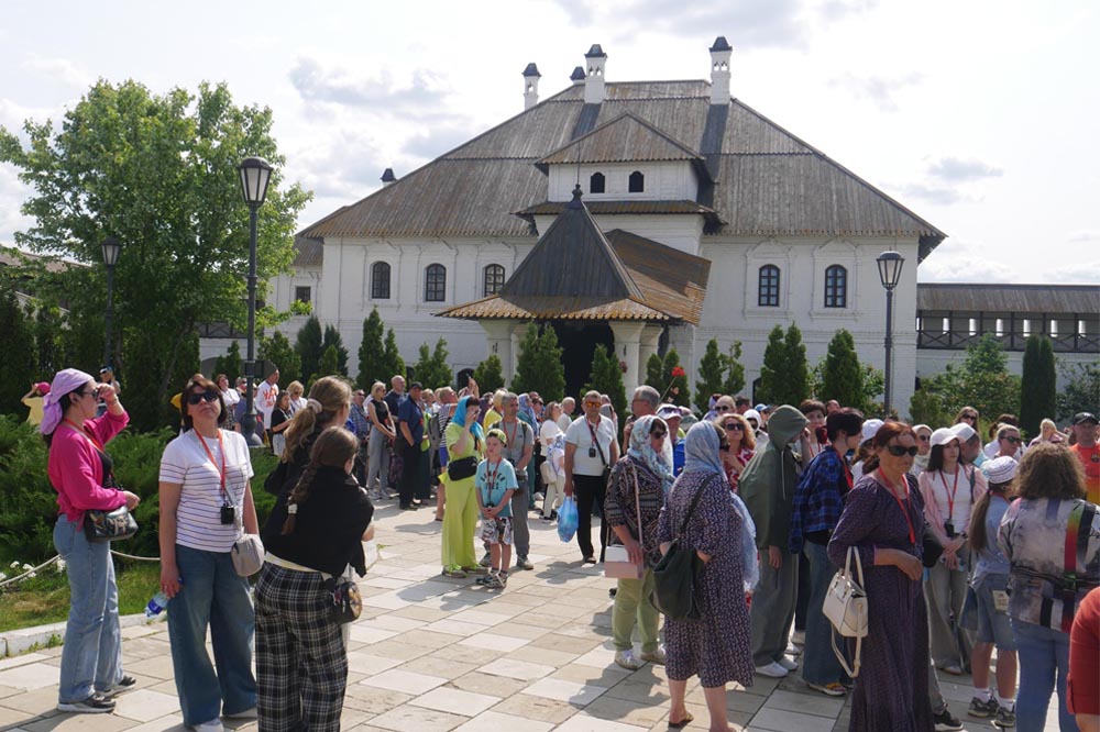 Такие картины людского столпотворения на территории Богородице-Успенского монастыря в пик туристического сезона — обычное дело. А между тем Международный совет по сохранению памятников и достопримечательных мест (ИКОМОС) рекомендует государству-участнику не допускать чрезмерной туристической эксплуатации острова-града Свияжск. Фото: Дмитрий Сивков 