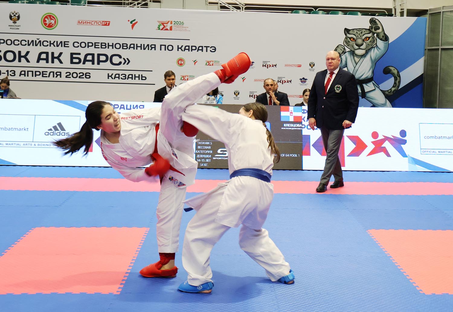 Круговой удар ногой «ура маваши гери» в обход блока — это очень красиво, а в исполнении девушки – тем более. Фото: Дмитрий Сивков