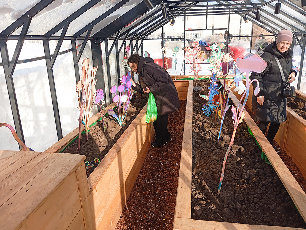 Но и зимой теплица не пустует. Здесь располагается инсталляция художницы Зульфии Илькаевой «Этот цветок тебе», которая пользуется вниманием женщин. Фото: Дмитрий Сивков