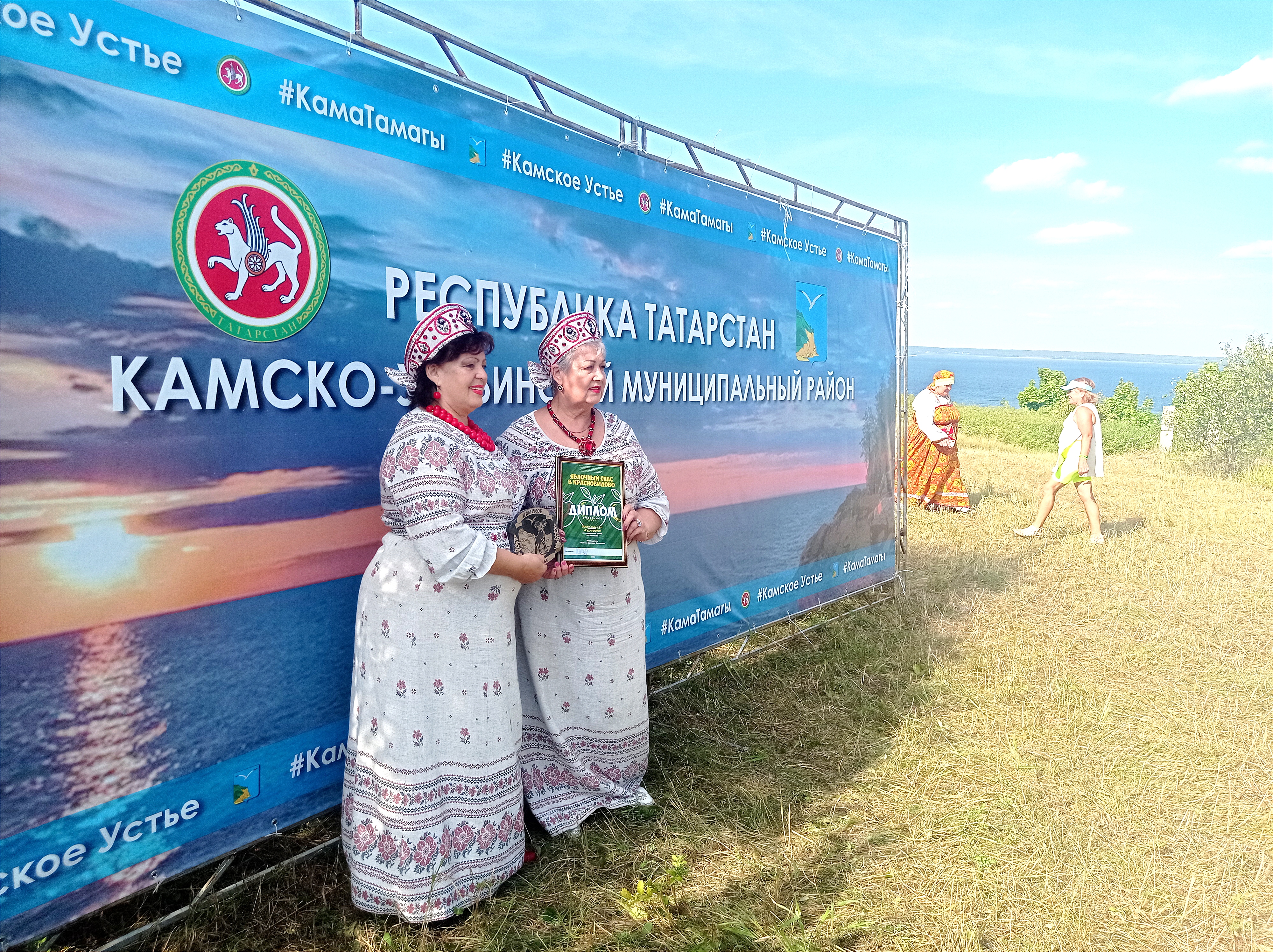 Камско-Устьинский район умеет принимать гостей. Республиканский праздник «Яблочный Спас» в селе Красновидово. Фото: Дмитрий Сивков